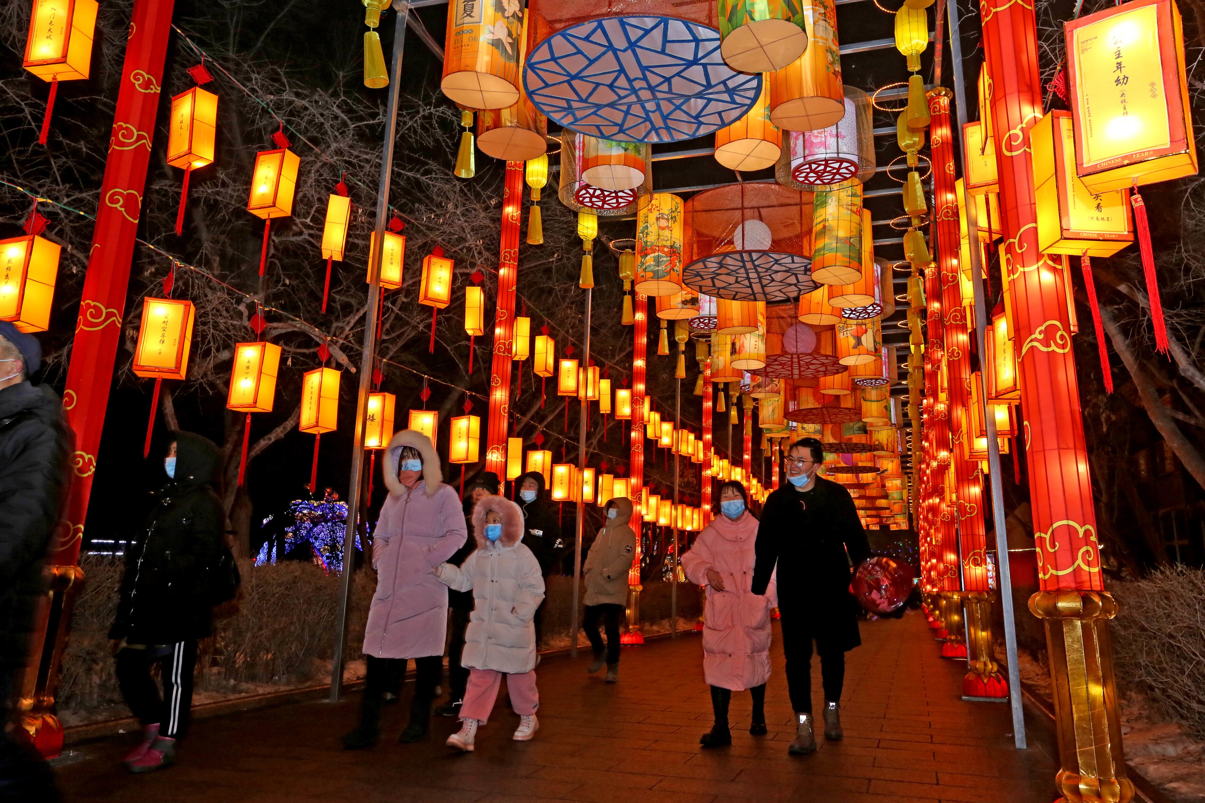 Celebração do Festival da Lanterna em Urumqi, na China
