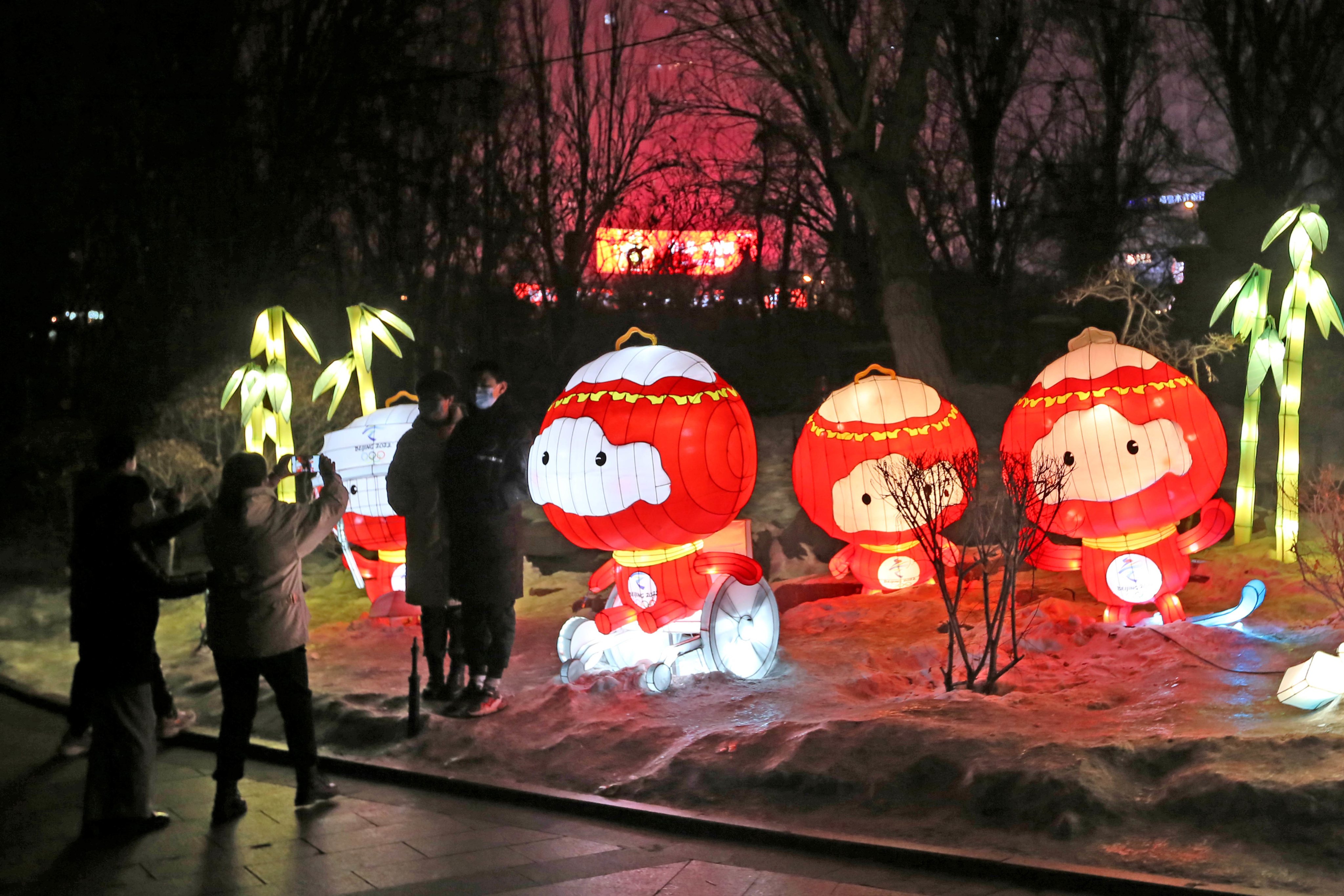 Celebração do Festival da Lanterna em Urumqi, na China