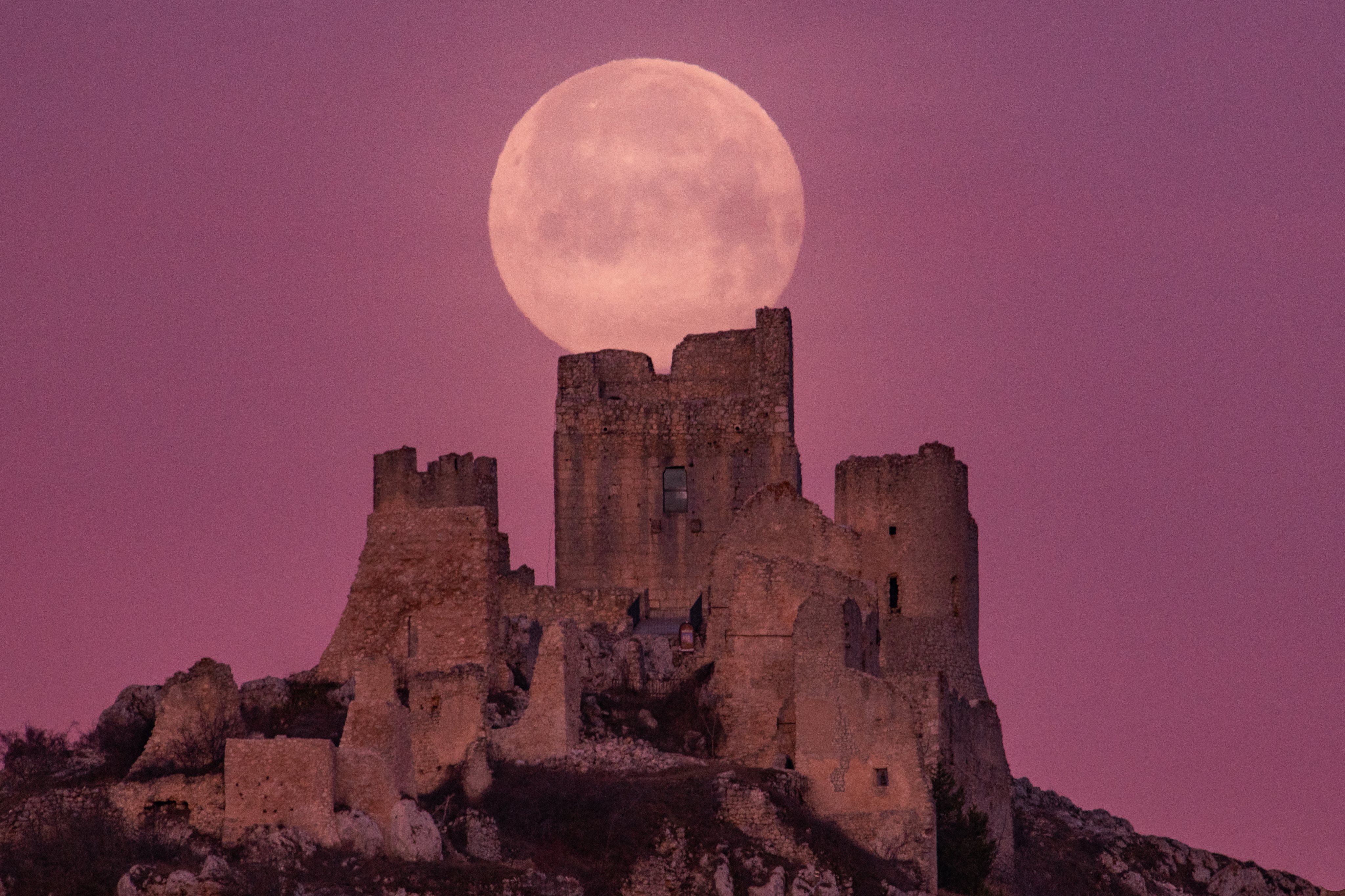 A Lua de Neve no Castelo de Rocca Calascio, em Itália