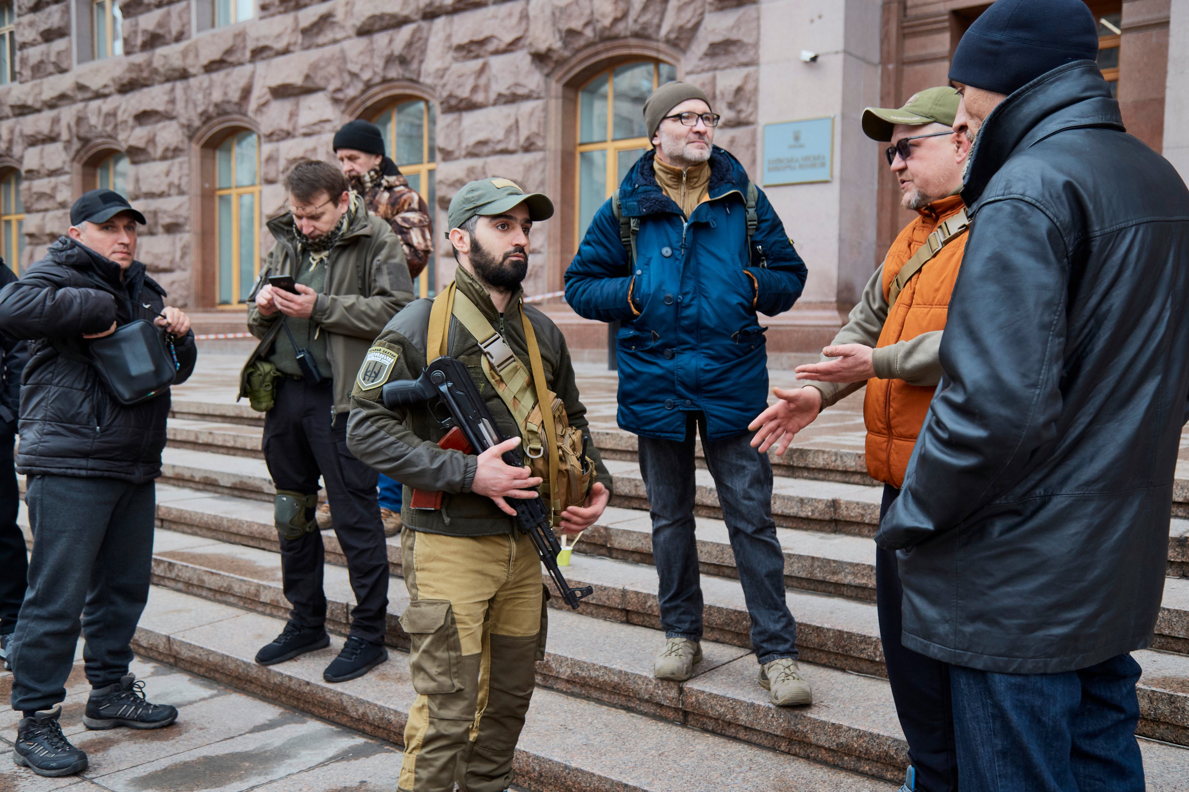 Elementos paramilitares ucranianos preparam posições de defesa em Kiev