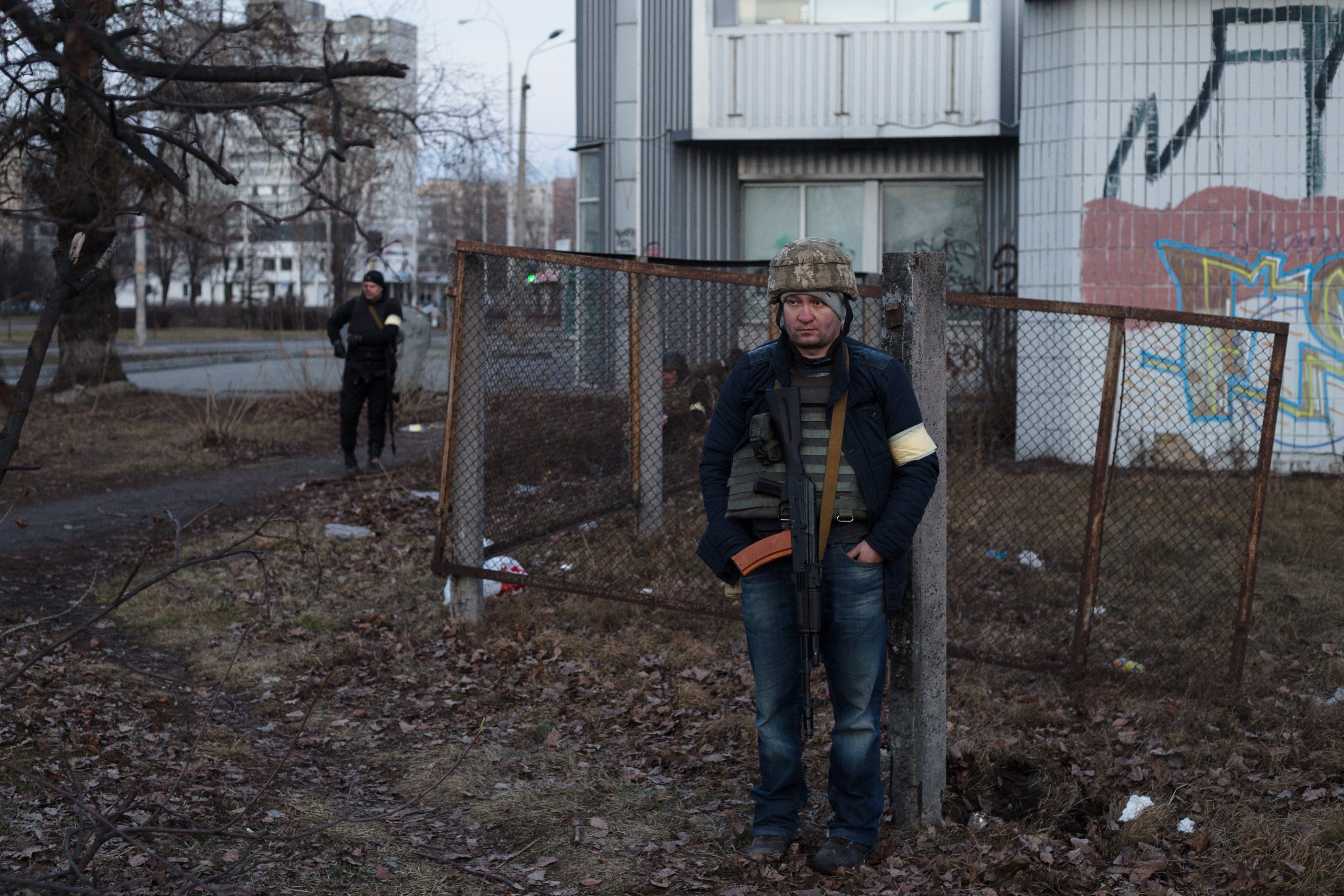 Um civil pertence a um grupo paramilitar em Kiev