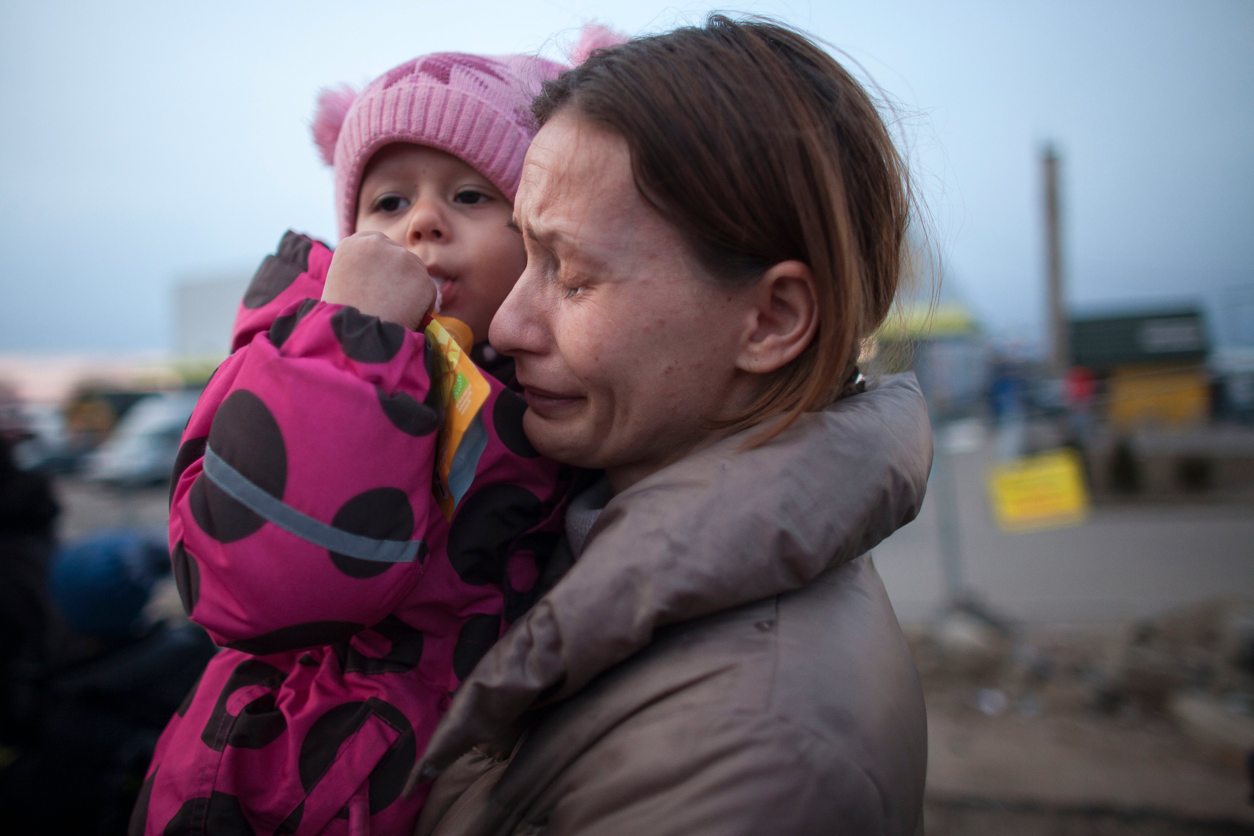 Uma mulher com a filha na fronteira polaca