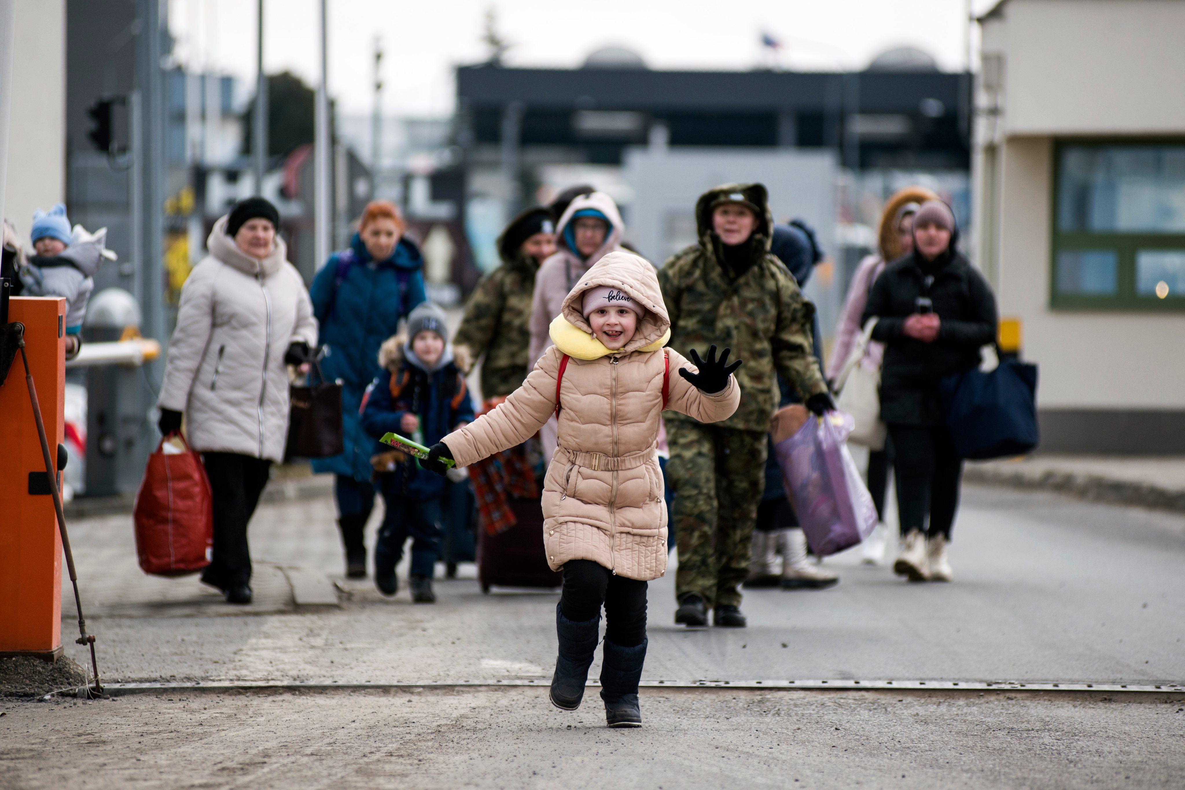Refugiados da guerra na Ucrânia chegam à fronteira polaca