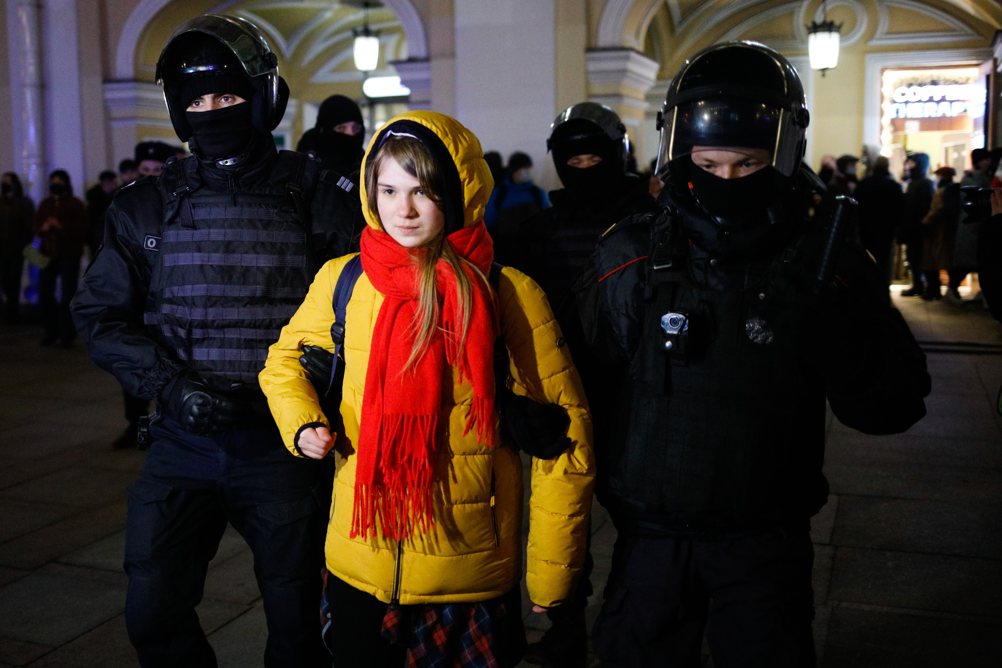 Manifestantes contra a invasão russa da Ucrânia são detidos pela polícia da Rússia, em São Petersburgo