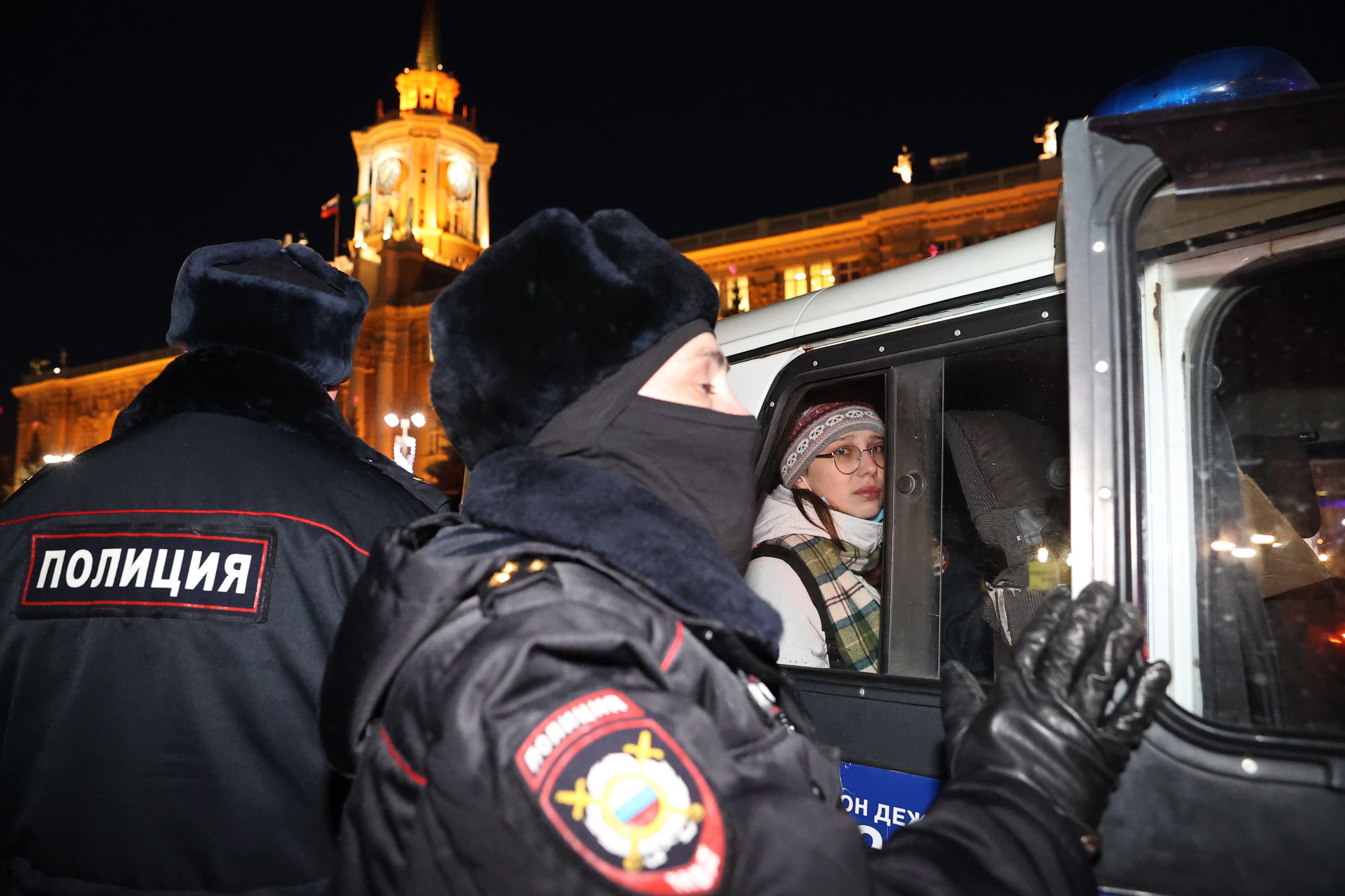 Manifestantes contra a invasão russa da Ucrânia são detidos pela polícia da Rússia, em Yekaterimburgo