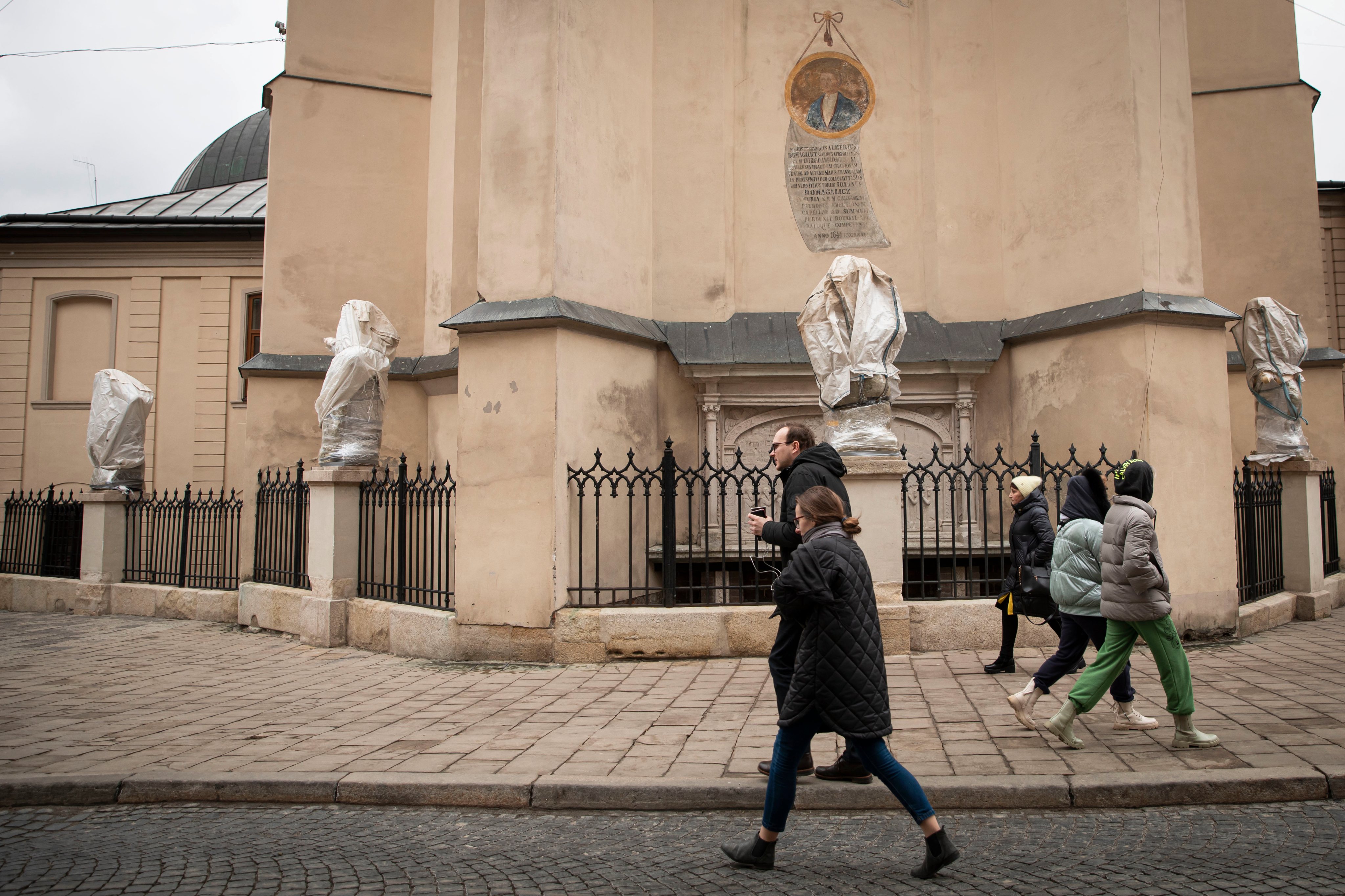 Reportagem sobre as estátuas que a cidade de Lviv está a proteger para eventuais ataques das tropas russas. A Rússia, a mando do seu presidente, Vladimir Putin, invadiu a Ucrânia no passado dia 24 de fevereiro de 2022. Lviv, Ucrânia, 6 de março de 2022. JOÃO PORFÍRIO/OBSERVADOR