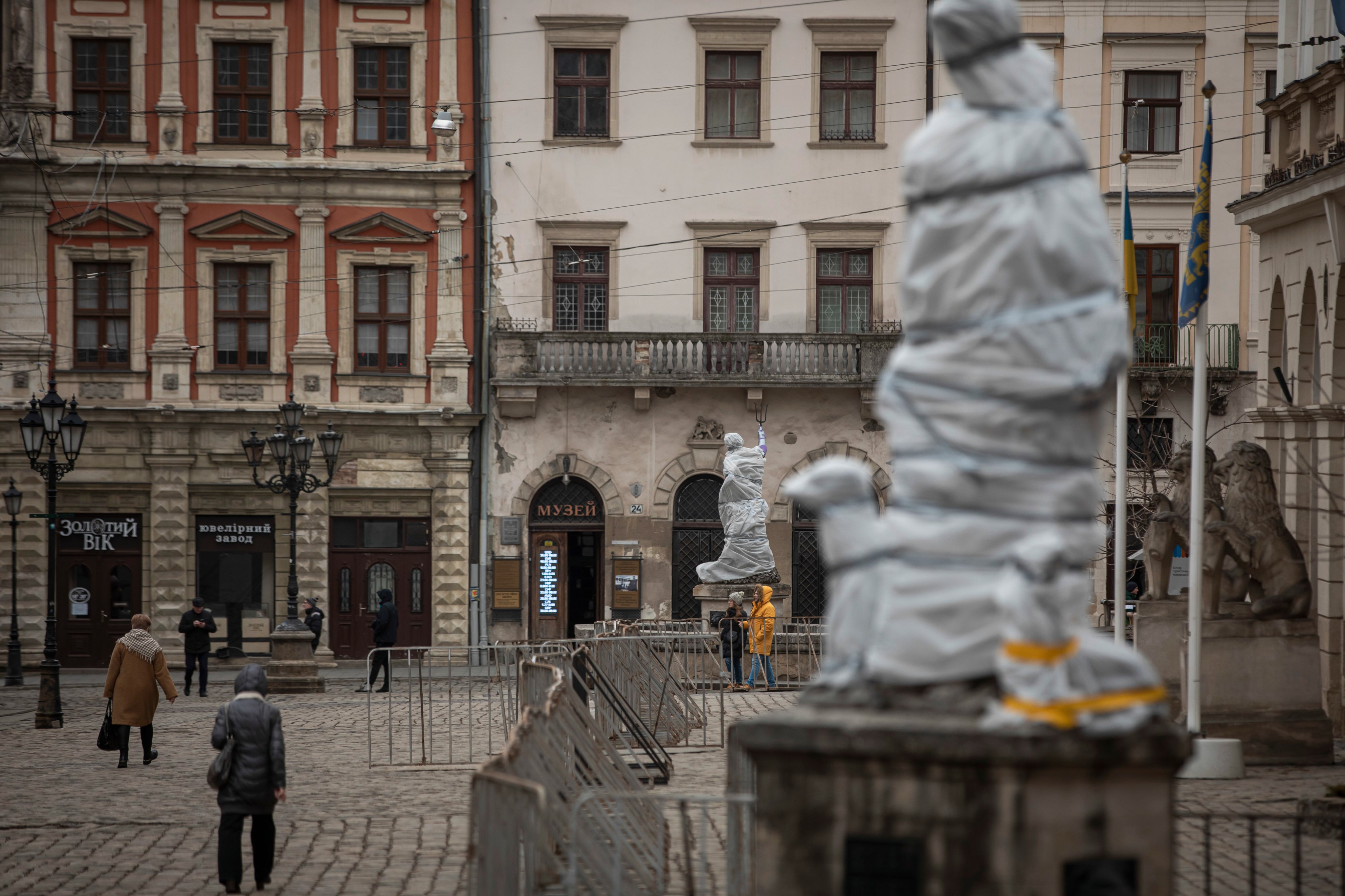 Reportagem sobre as estátuas que a cidade de Lviv está a proteger para eventuais ataques das tropas russas. A Rússia, a mando do seu presidente, Vladimir Putin, invadiu a Ucrânia no passado dia 24 de fevereiro de 2022. Lviv, Ucrânia, 6 de março de 2022. JOÃO PORFÍRIO/OBSERVADOR