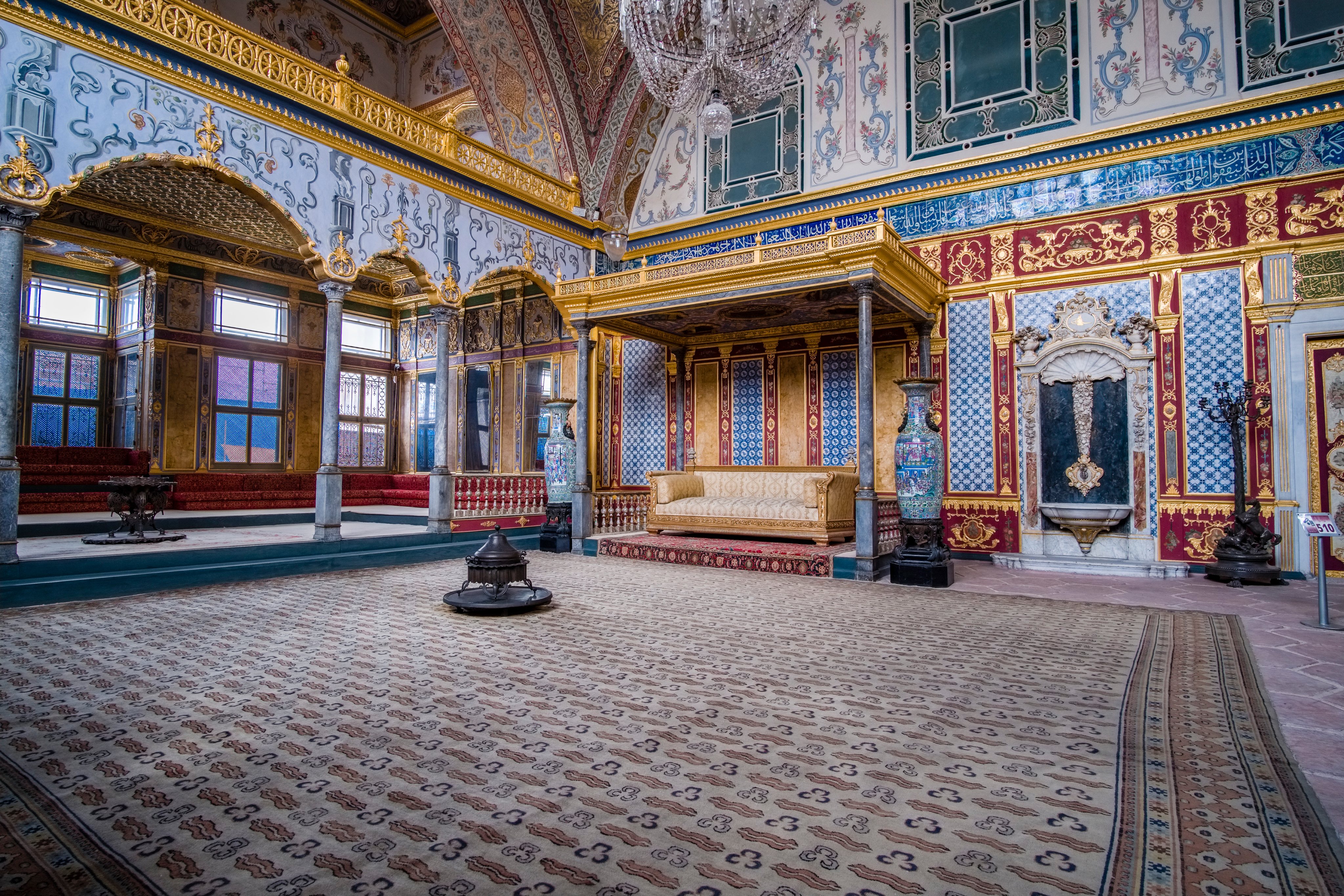 Interior design of the Imperial Hall, Hünkâr Sofas, one