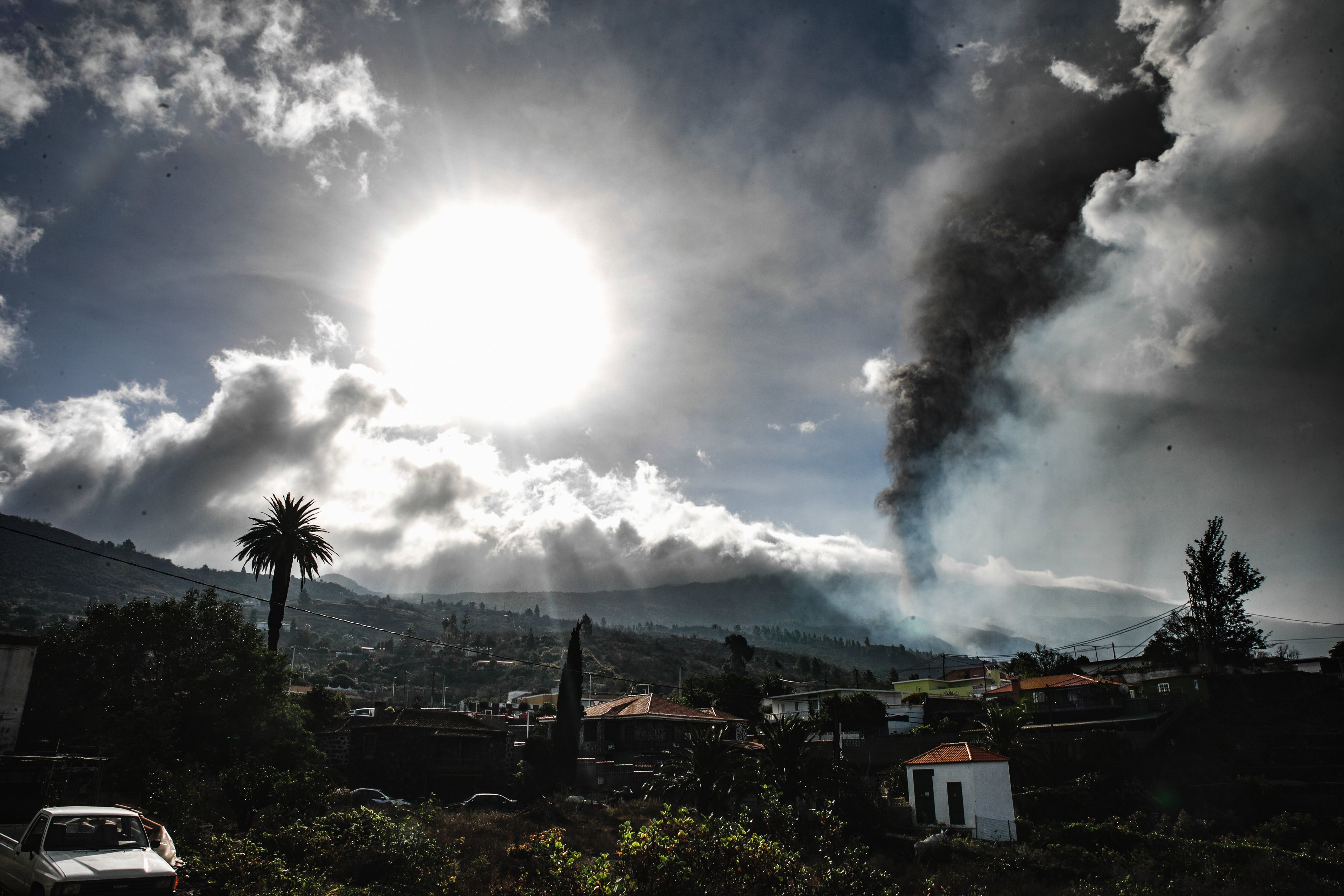 Evacuate The Town Of Todoque, In Los Llanos De Aridane (la Palma), By The Lava From The Volcano