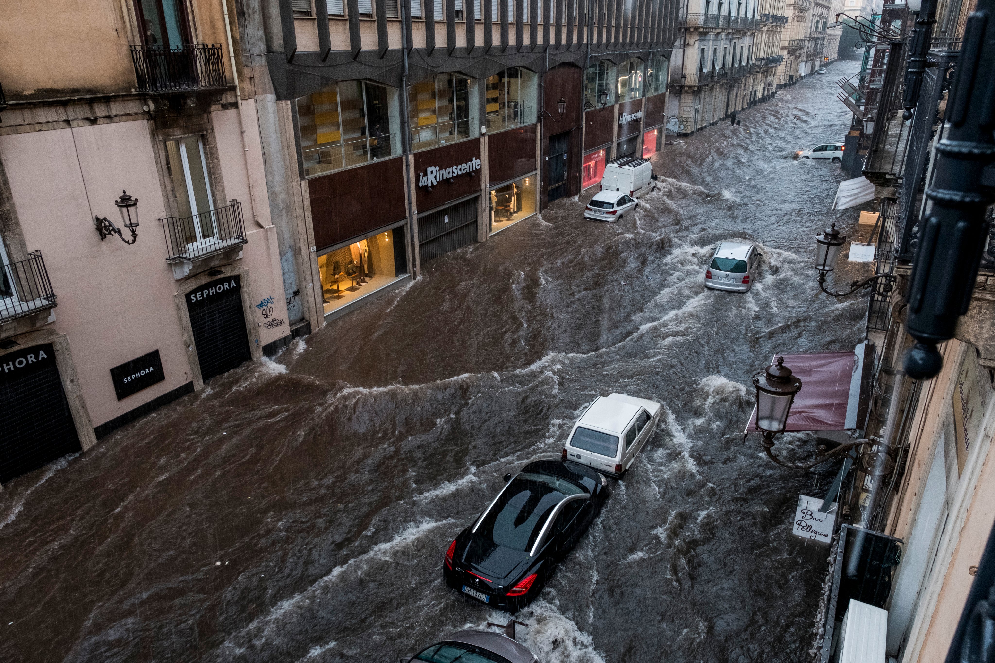 Inundações causadas por tempestade rara em Catania, Itália