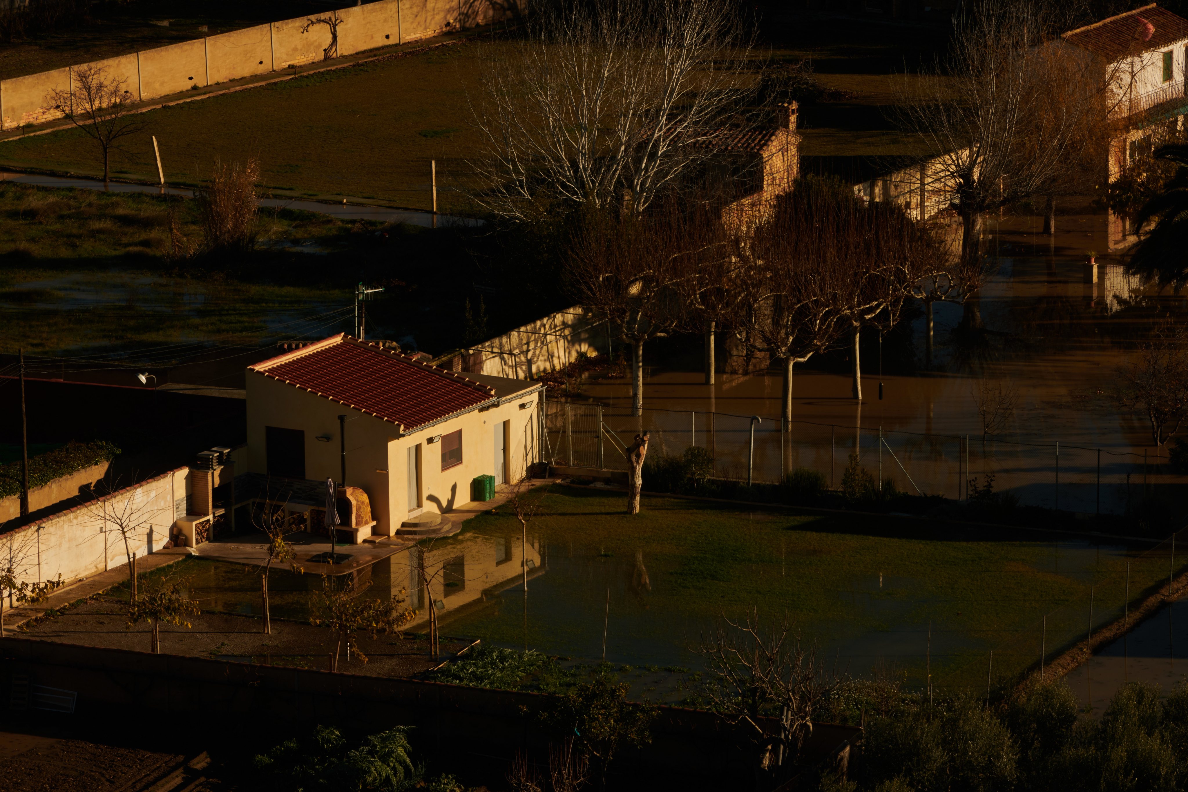 Tempestade do Norte de Espanha, na região de Navarra, destrói colheitas e faz subir o rio Ebro