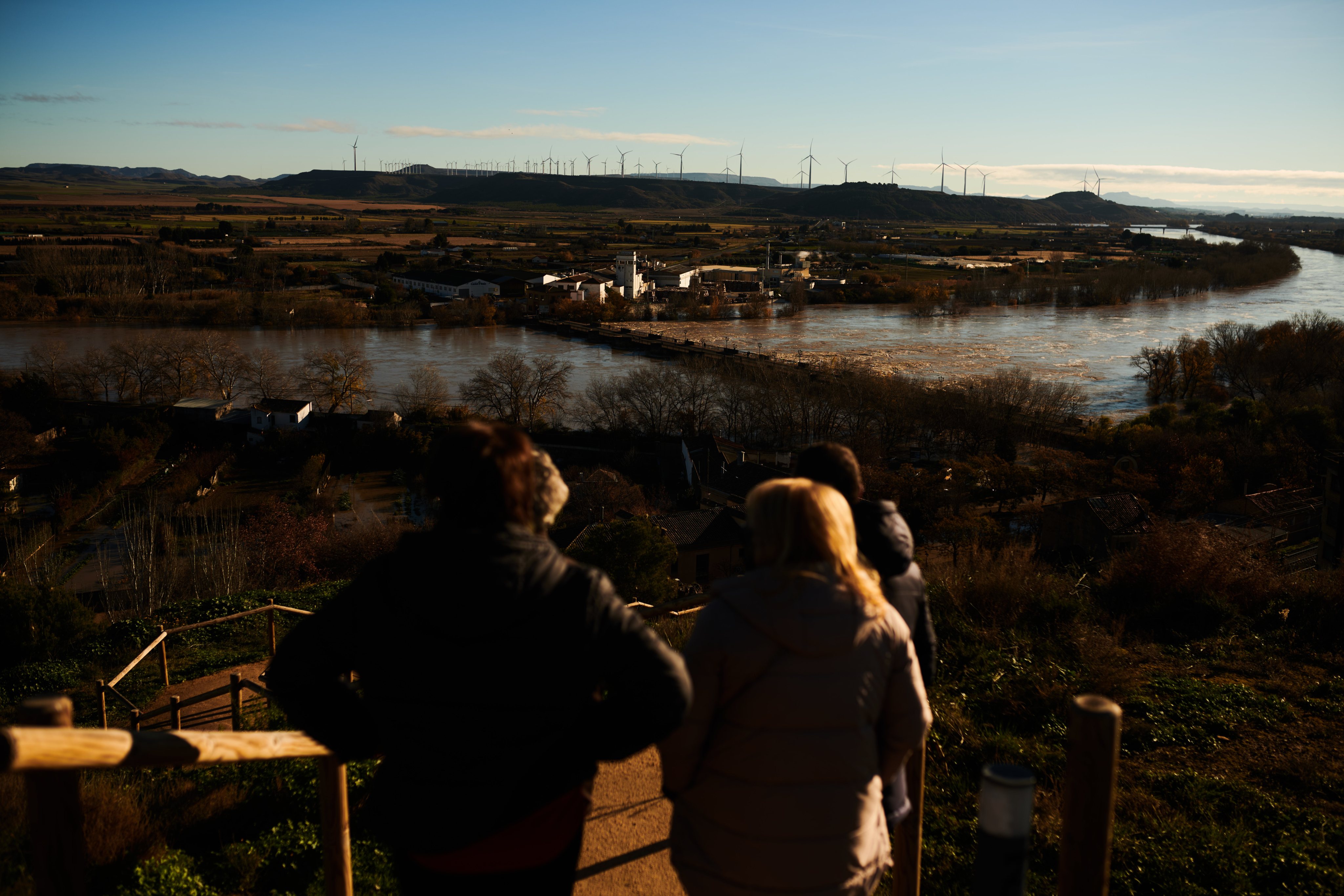 Tempestade do Norte de Espanha, na região de Navarra, destrói colheitas e faz subir o rio Ebro