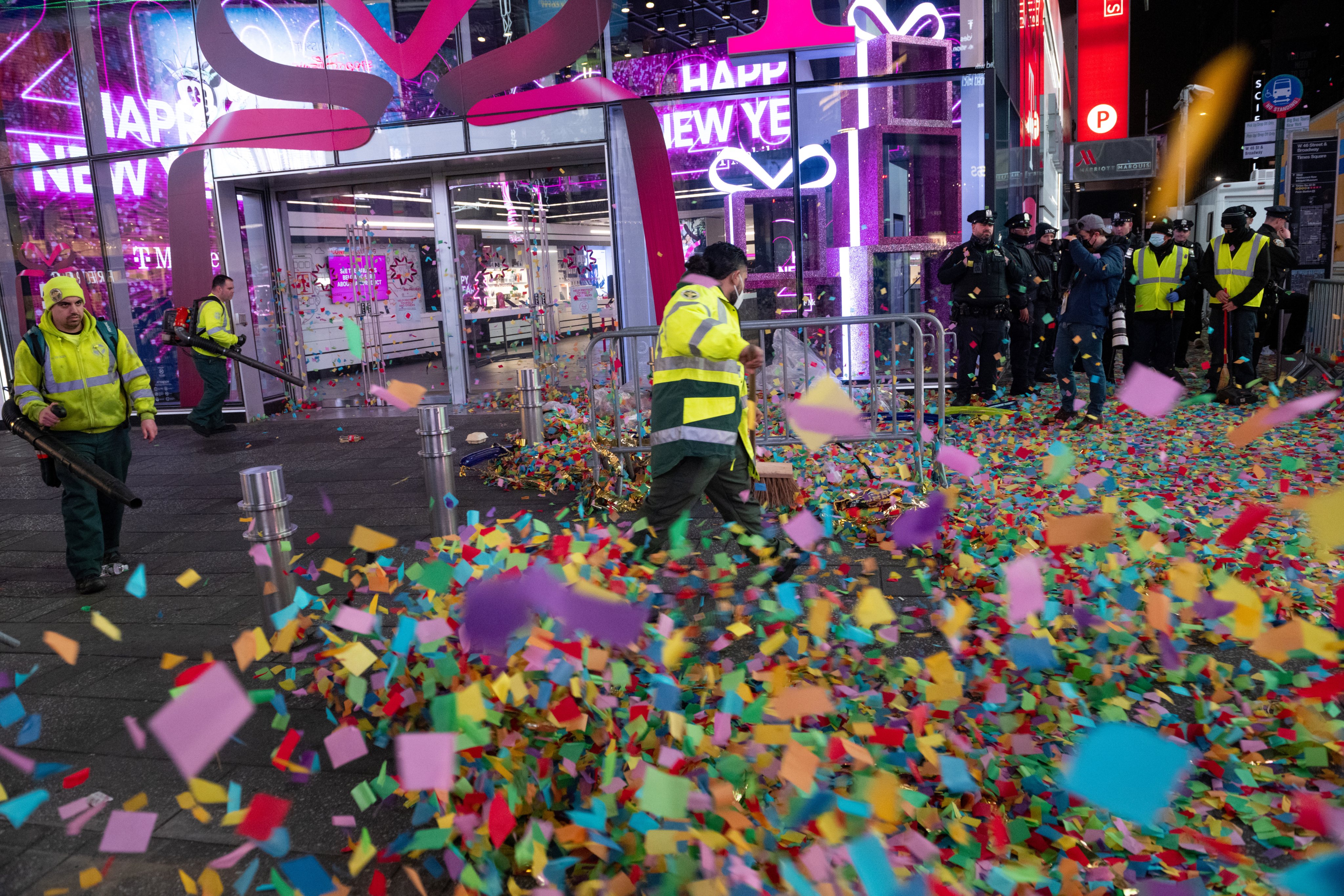 Limpeza da Praça de Times Square em Nova Iorque no dia 1 de janeiro, depois da Passagem de Ano