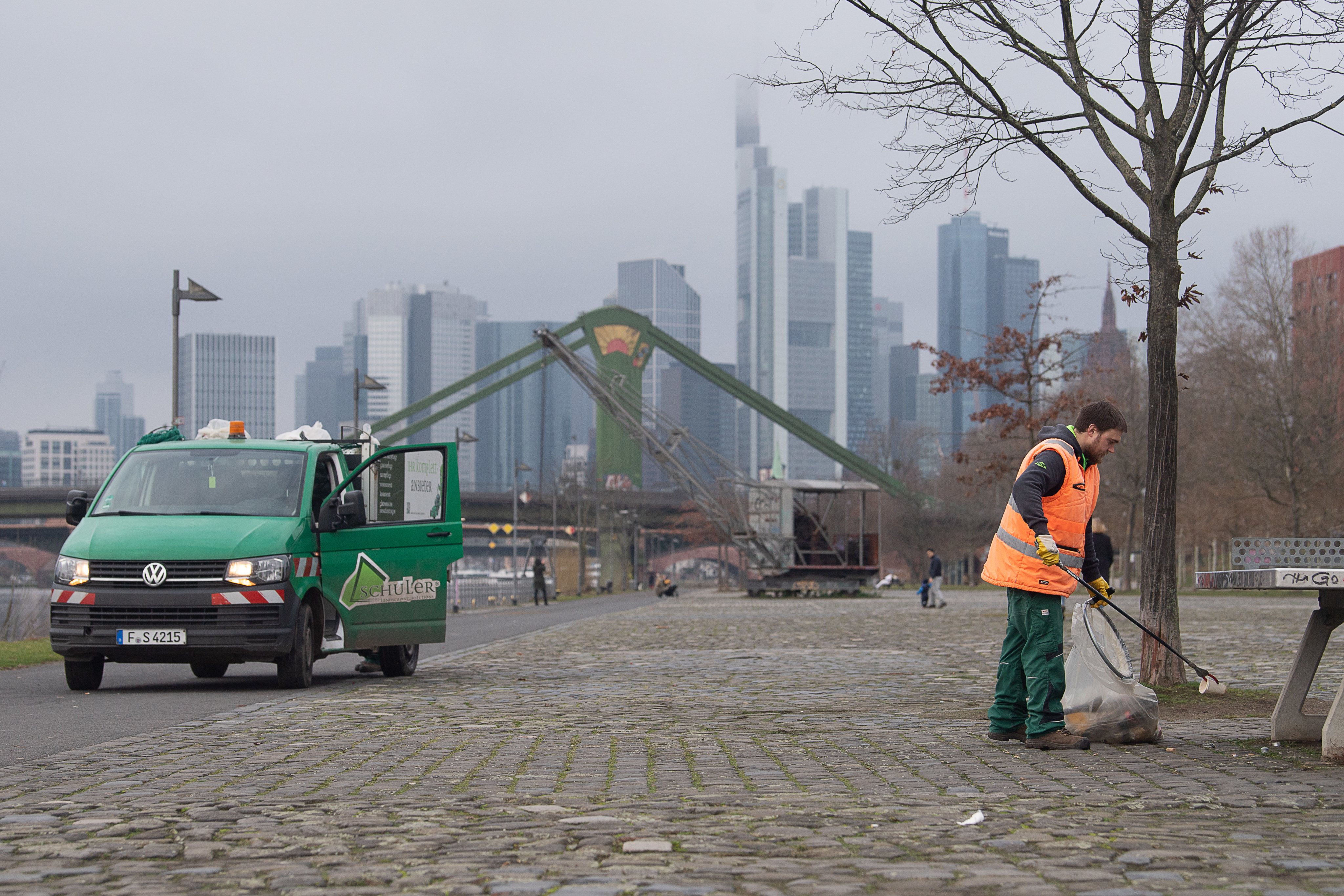 Limpeza das ruas de Frankfurt na Alemanha, no dia 1 de janeiro, depois da Passagem de Ano