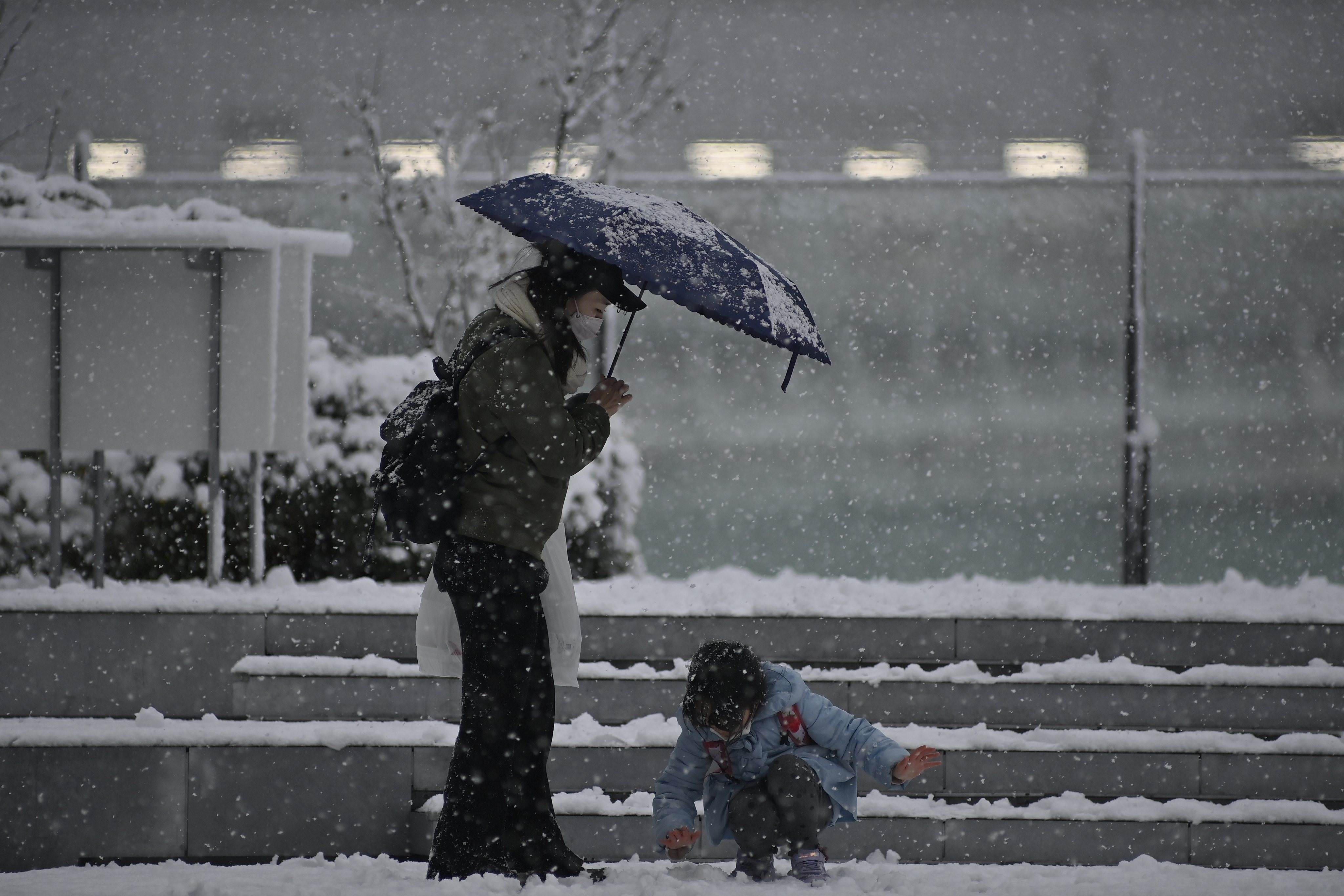 Nevão em Tóquio, na quinta-feira, 6 de janeiro, a primeira queda de neve este inverno e o primeiro nevão em quatro anos