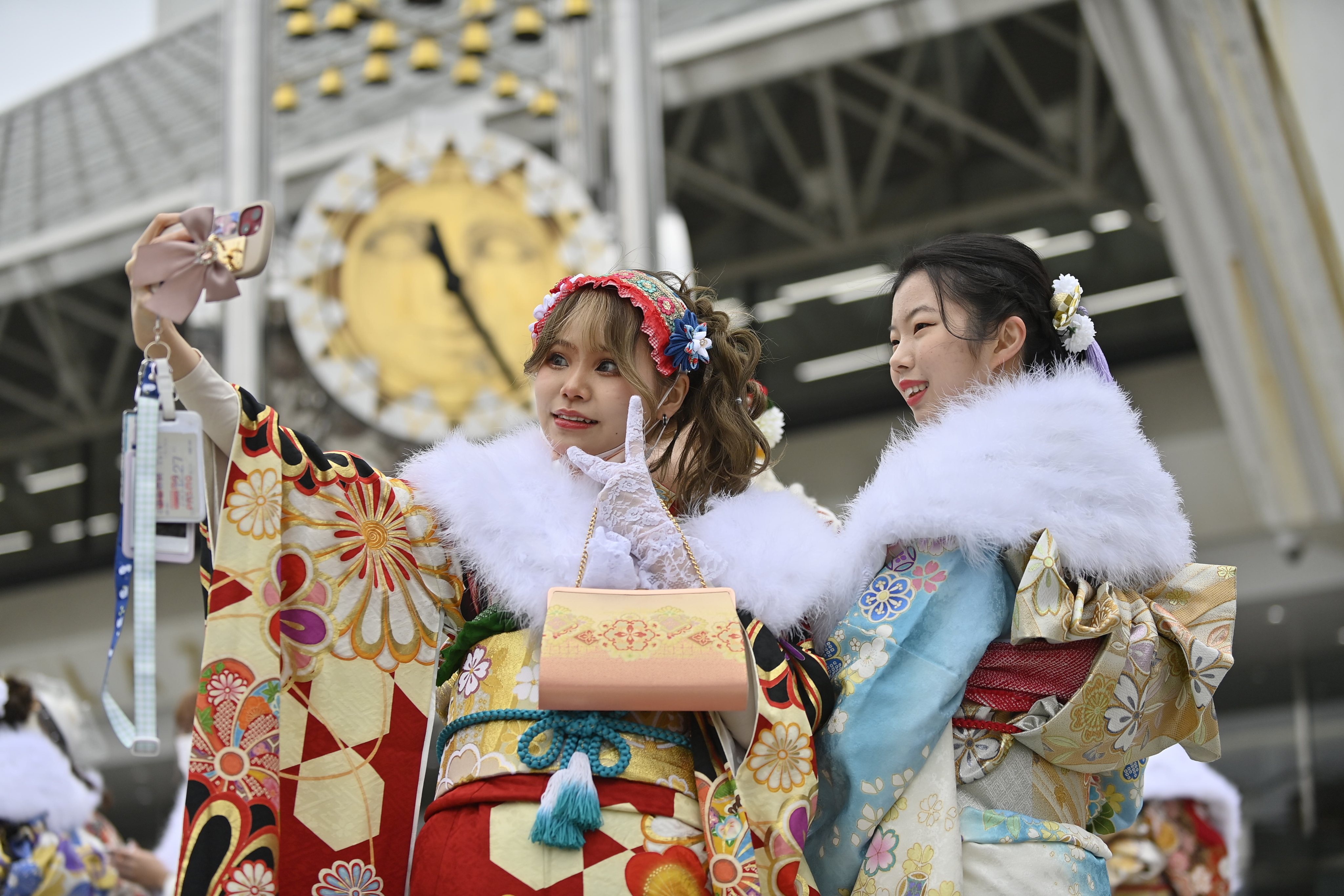 O dia da Maioridade no Japão, celebrado no dia 10 de Janeiro, pelos jovens adultos de 20 anos que atingem a idade adulta legal