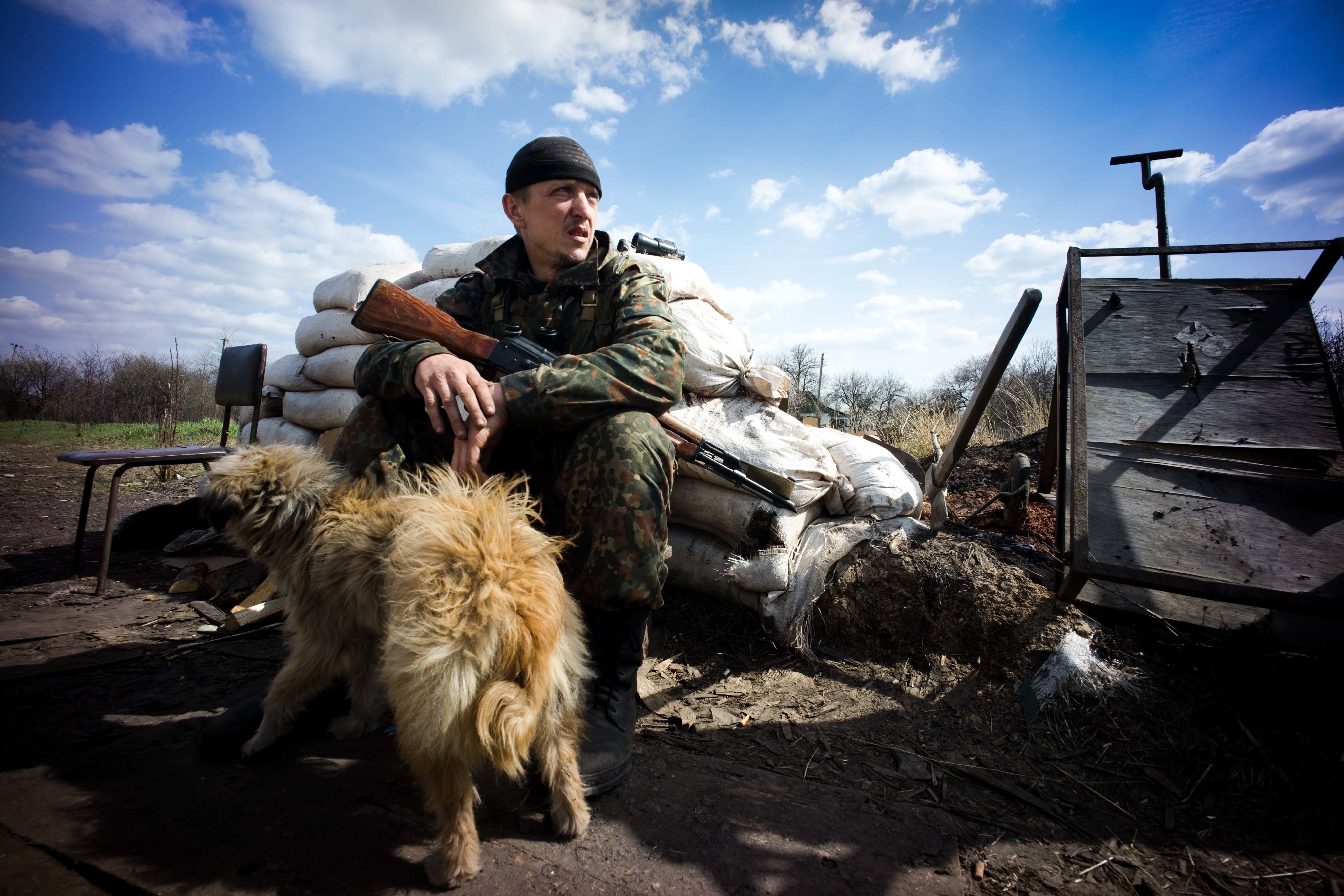 Soldados do movimento sepratistas que quer integrar o território de Donbas, no leste da Ucrânia, como parte da Rússia, junto dos seus &quot;companheiros de estimação&quot;