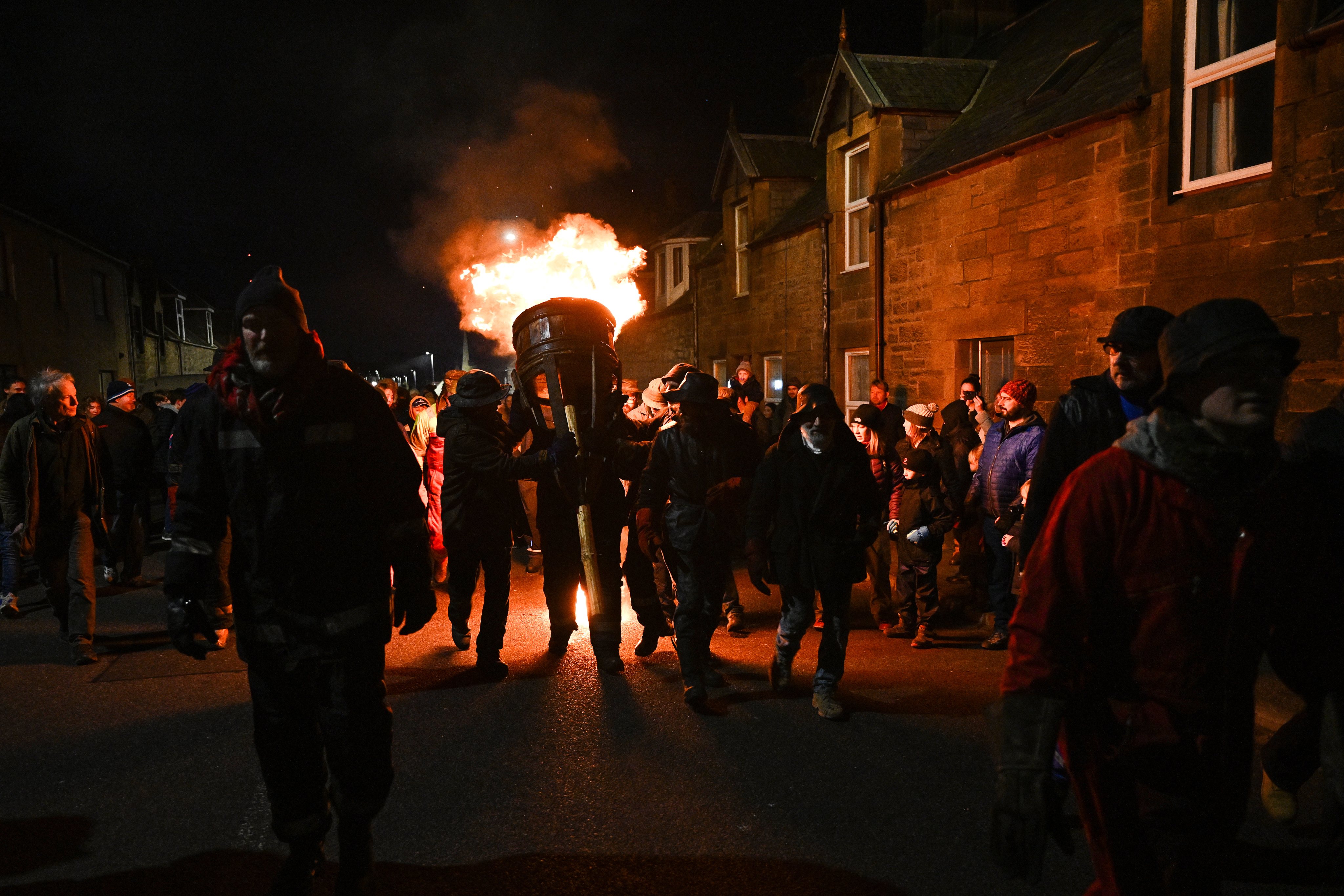 A queima do Clavie, um barril cheio de aparas de madeira e alcatrão, na Escócia, no dia 17. Este evento é geralmente celebrado no dia 11 de janeiro para marcar a entrada no ano novo.