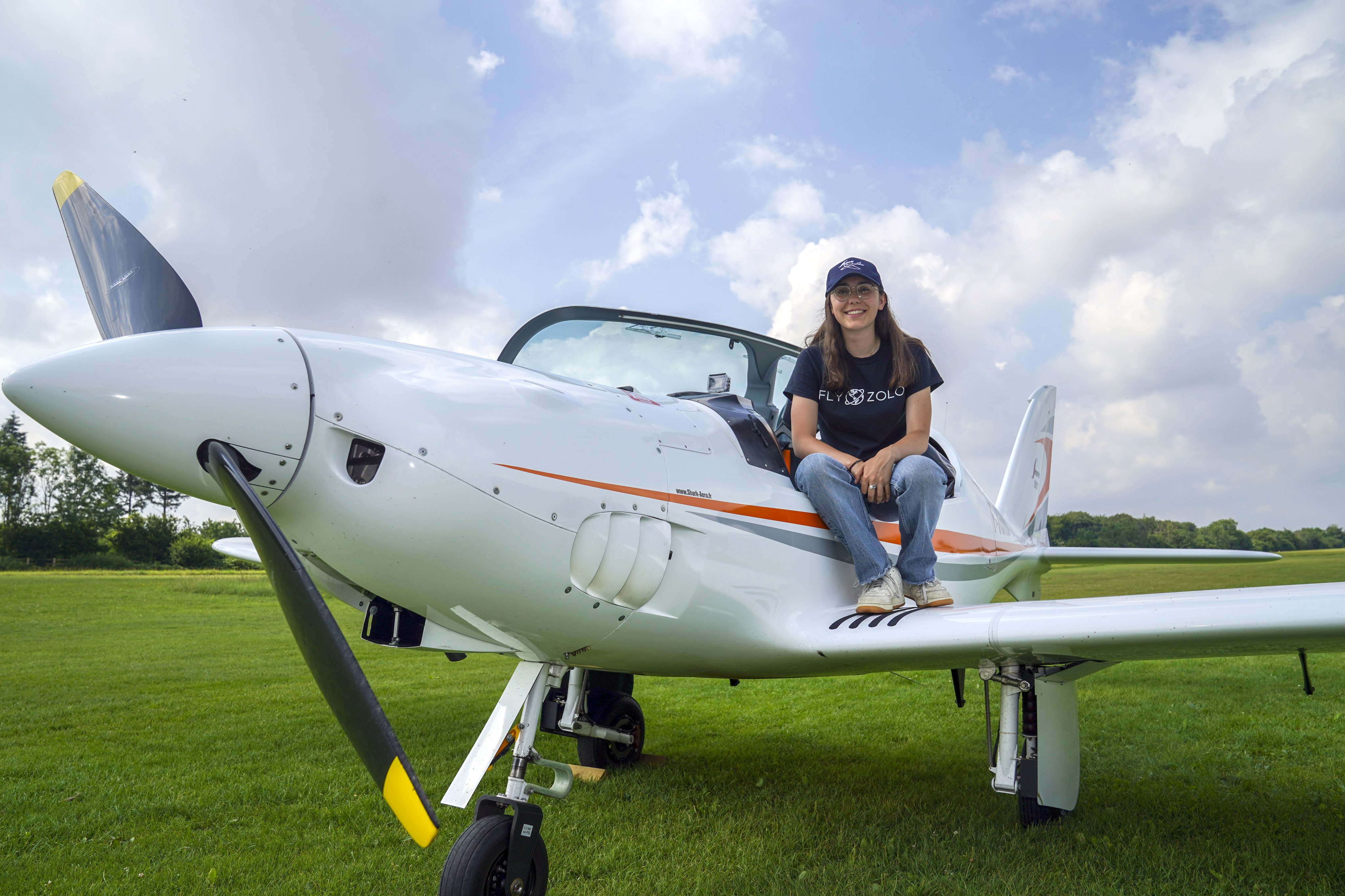 Zara Rutherford, a jovem piloto de 19 anos que circum-navegou o globo num avião ultraligeiro