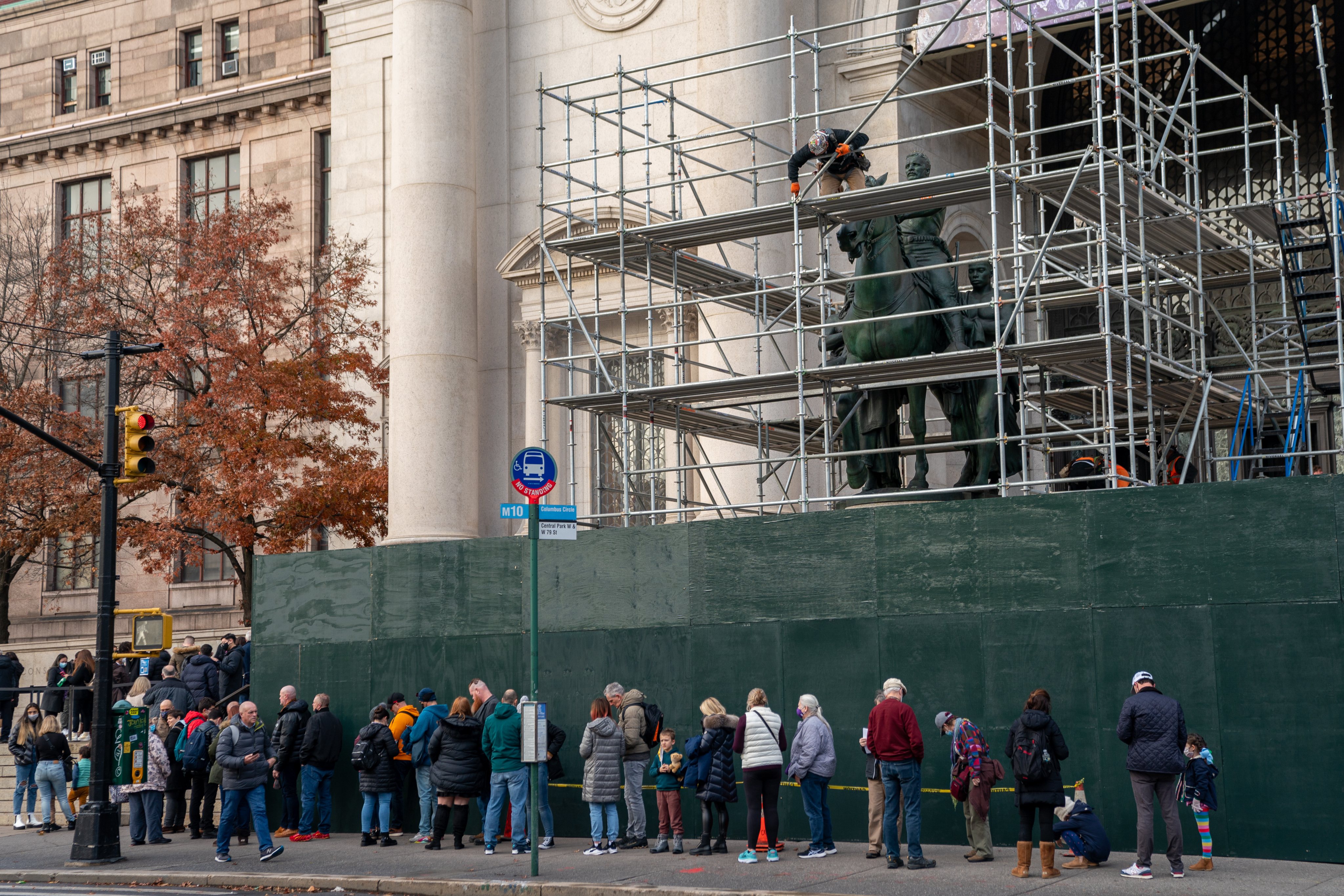 Trabalhadores da construção civil preparavam-se para remover a estátua do Presidente Theodore Roosevelt já em dezembro