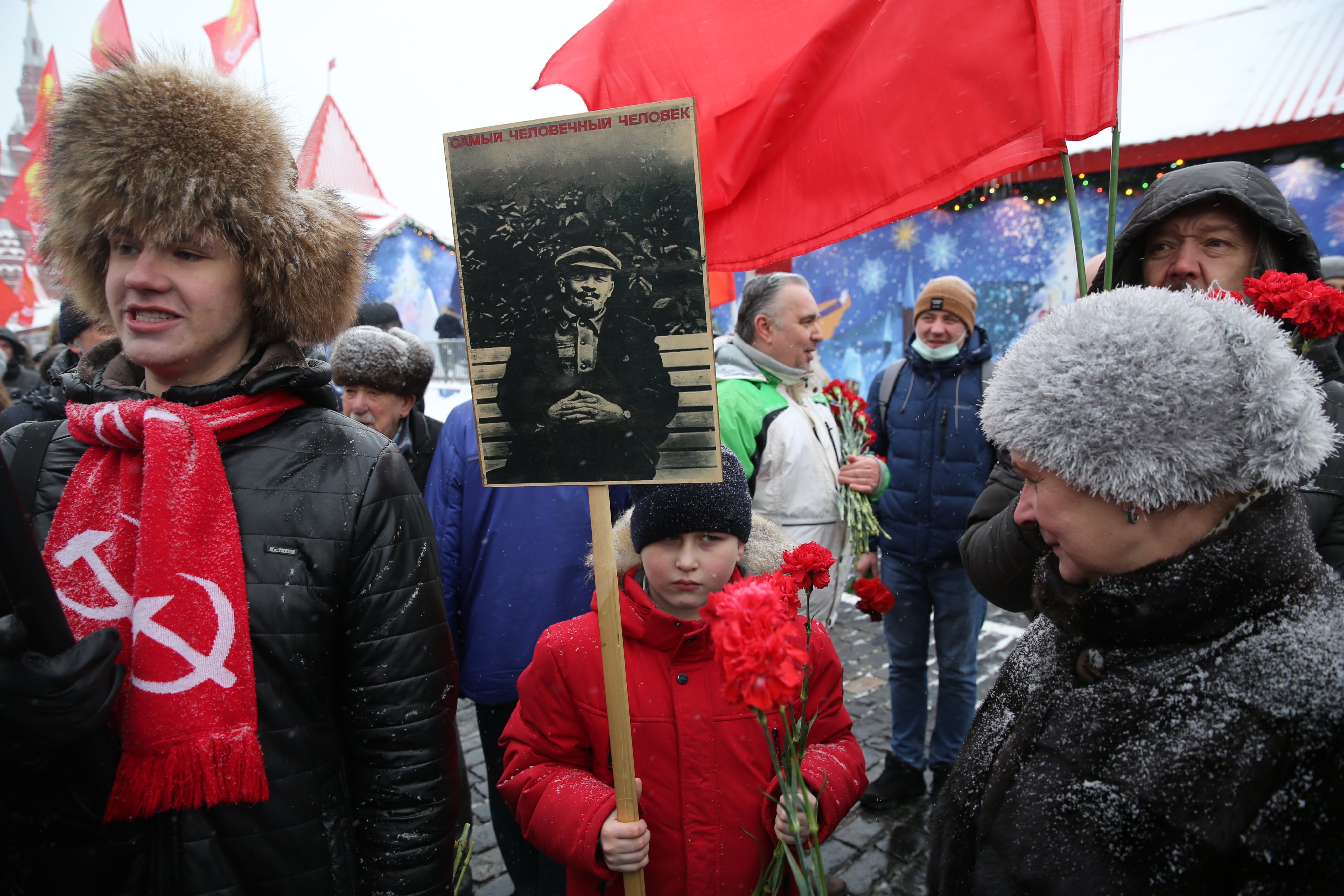 O Partido Comunista Russo manifesta-se na Praça Vermelha, em Moscovo. A celebração é feita em memória da morte do Partido Bolchevique e da União Soviética, Vladimir Lenine, a 21 de janeiro de 1924
