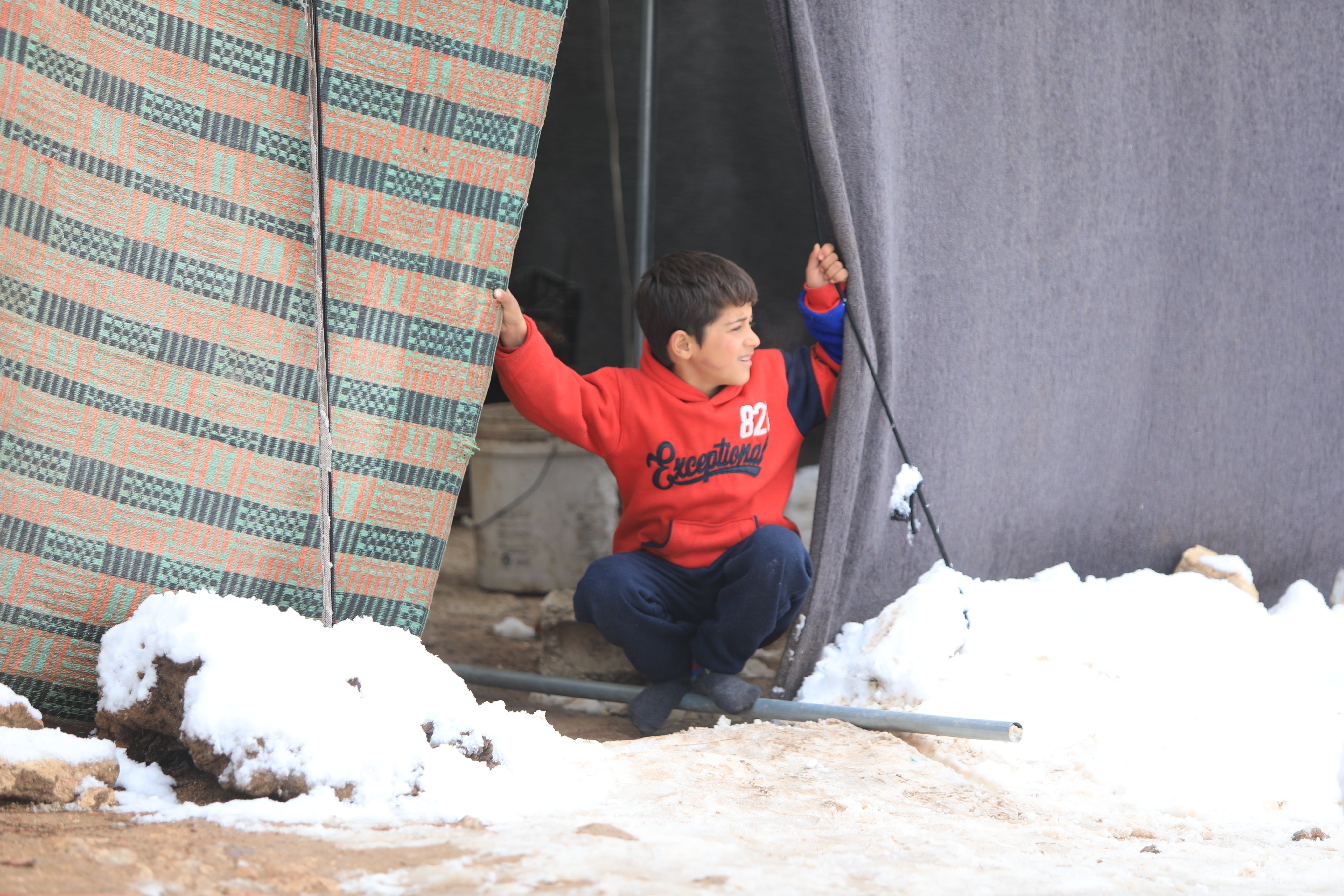 Refugiados sírios tentam manter as suas rotinas após nevão atingir campo de refugiados, no dia 19 de janeiro