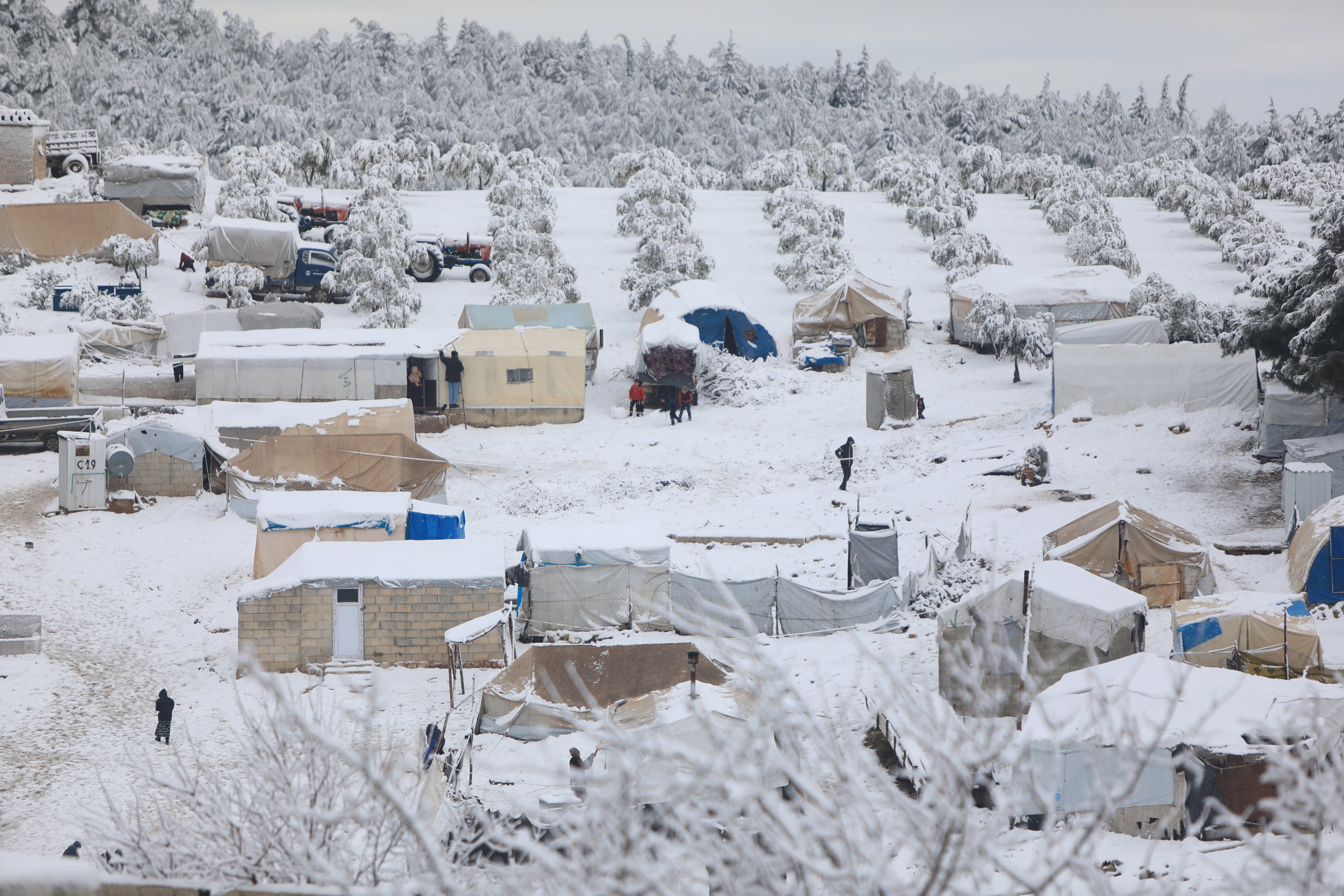 Refugiados sírios tentam manter as suas rotinas após nevão atingir campo de refugiados, no dia 19 de janeiro