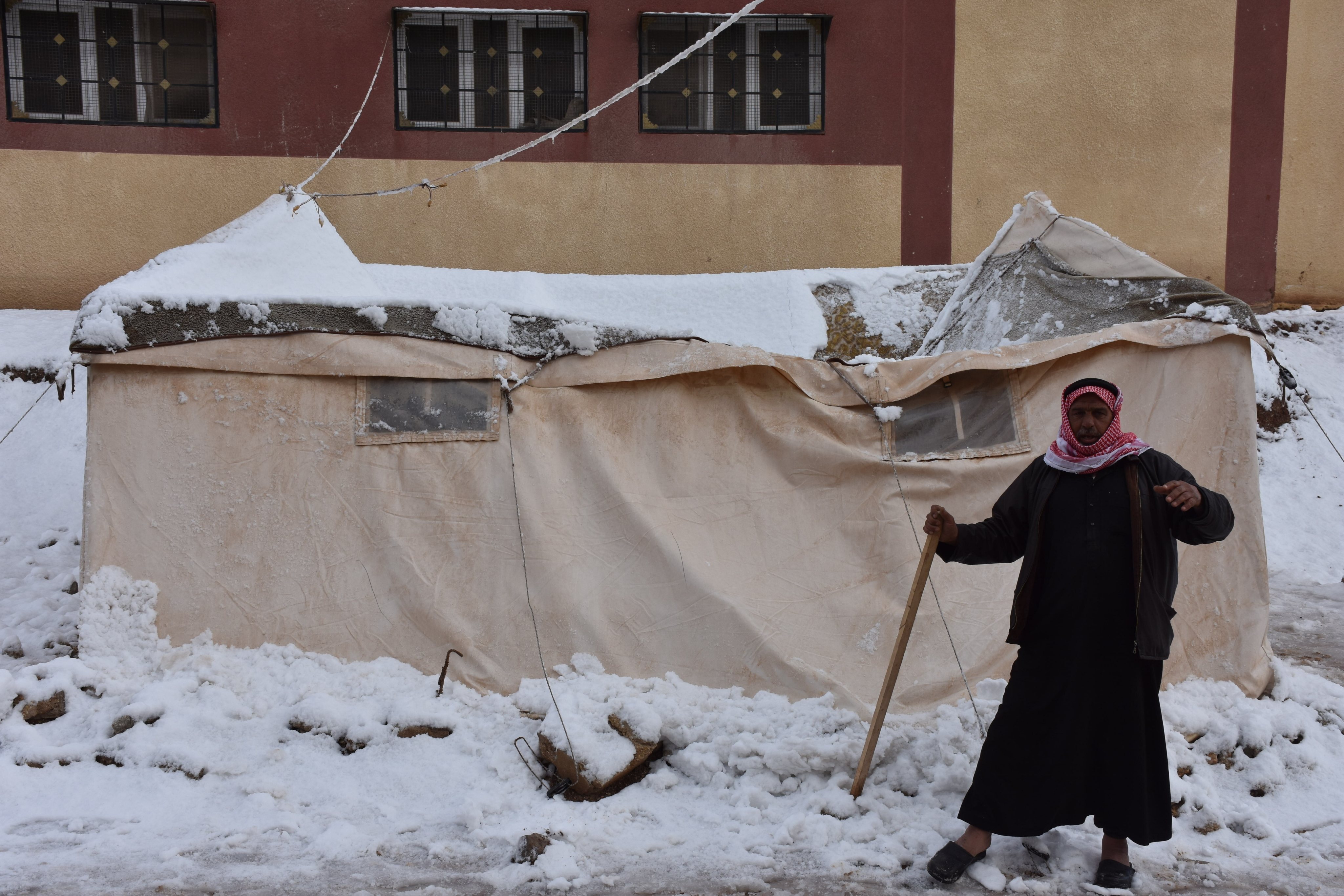 Refugiados sírios em Afrin, na Síria, tentam manter as suas rotinas após nevão atingir campo de refugiados, no dia 19 de janeiro