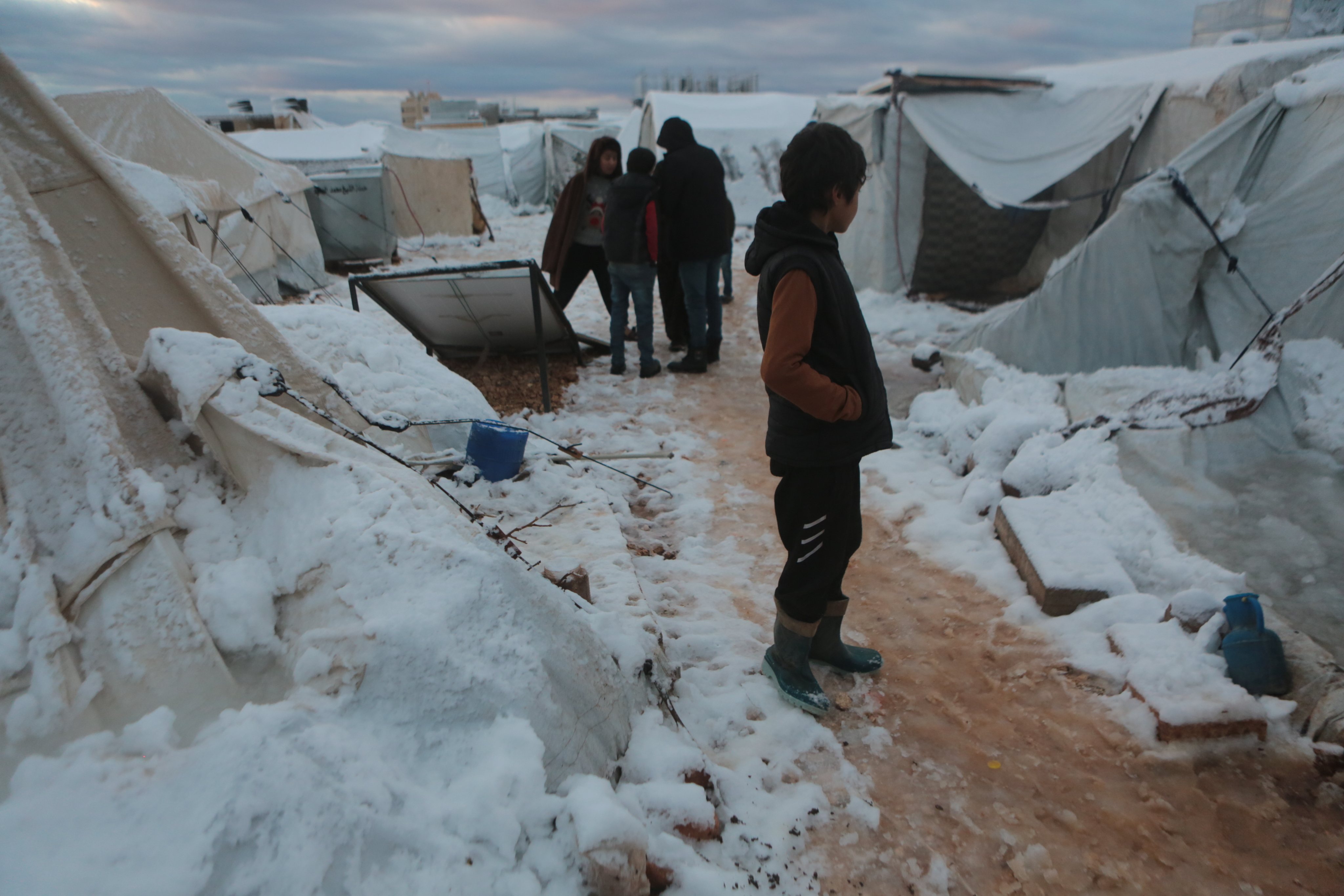 Refugiados sírios em Aleppo tentam manter as suas rotinas após nevão atingir campo de refugiados, no dia 19 de janeiro