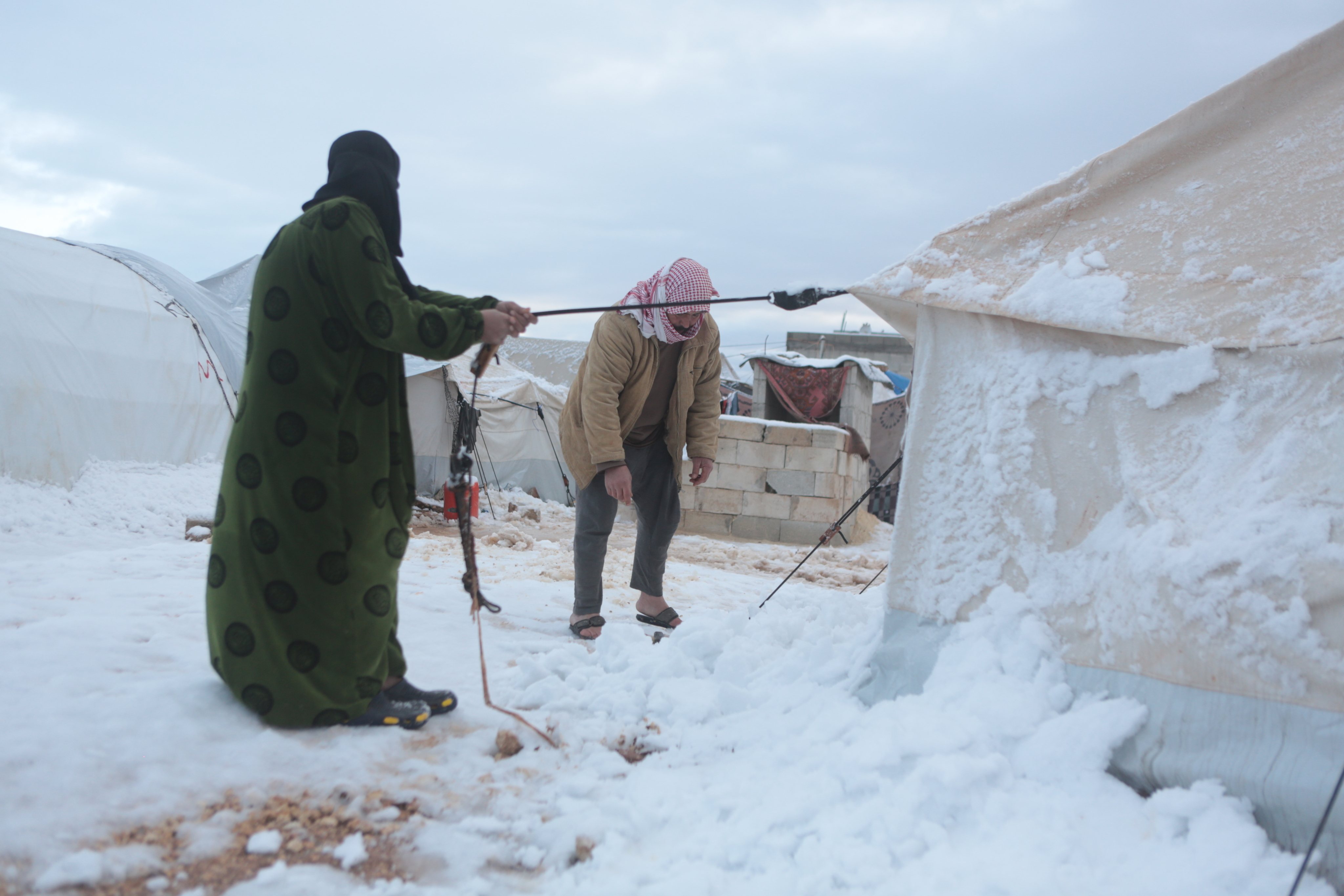 Refugiados sírios em Aleppo tentam manter as suas rotinas após nevão atingir campo de refugiados, no dia 19 de janeiro