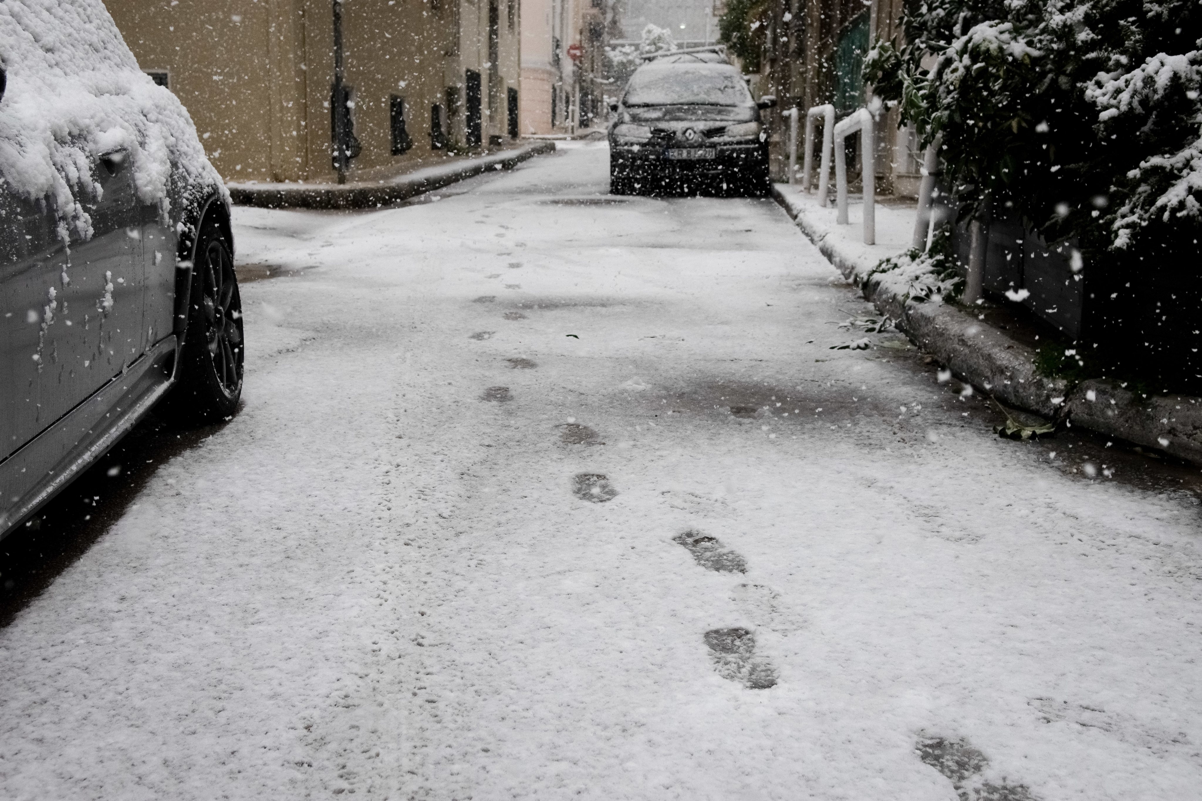 A tempestade de neve Elpida atinge Atenas, a capital da Grécia, no dia 24 de janeiro
