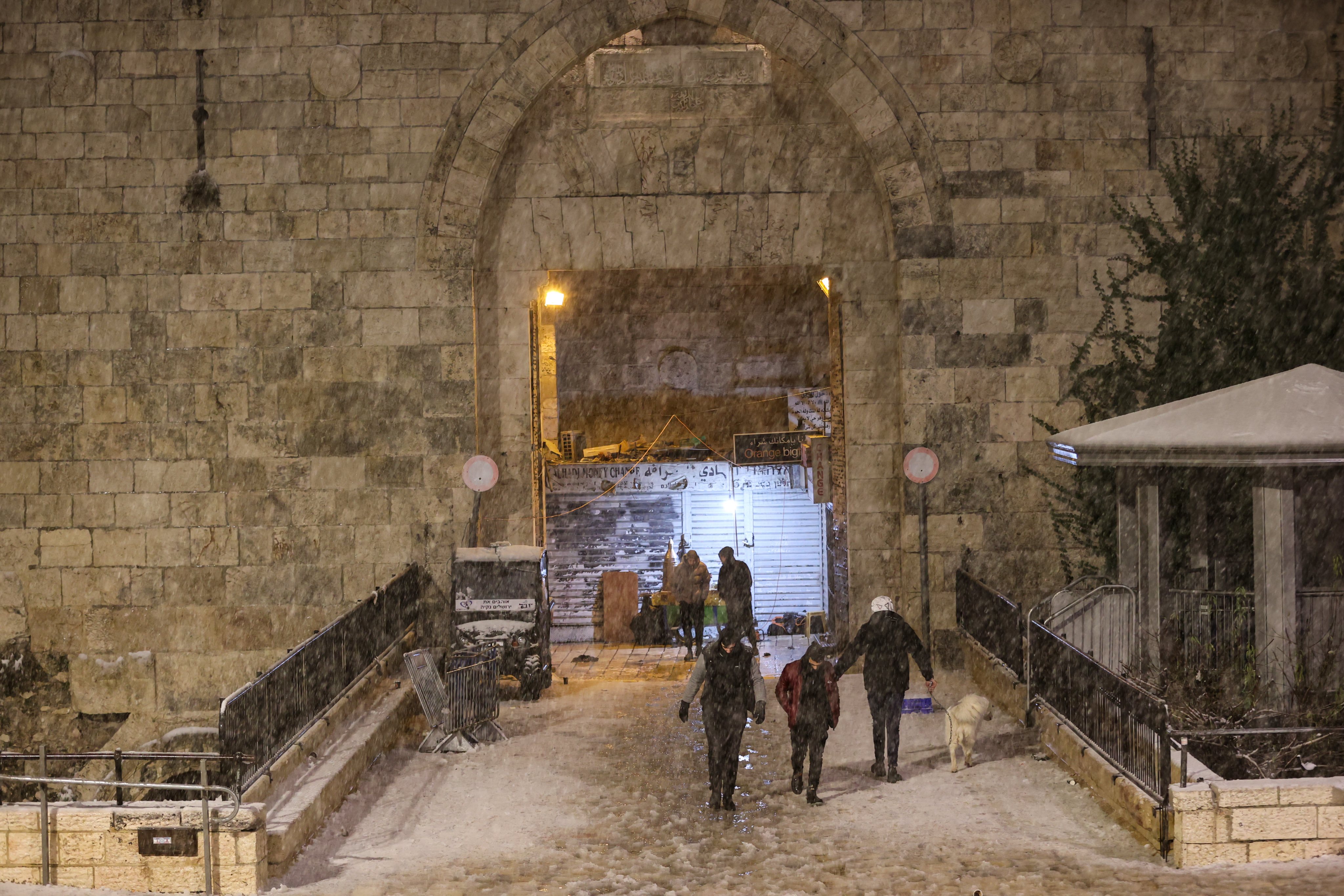 Jerusalém acordou esta quinta-feira coberta de neve, consequência da passagem da tempestade Elpida, que já afetou cidades como Atenas e Istambul
