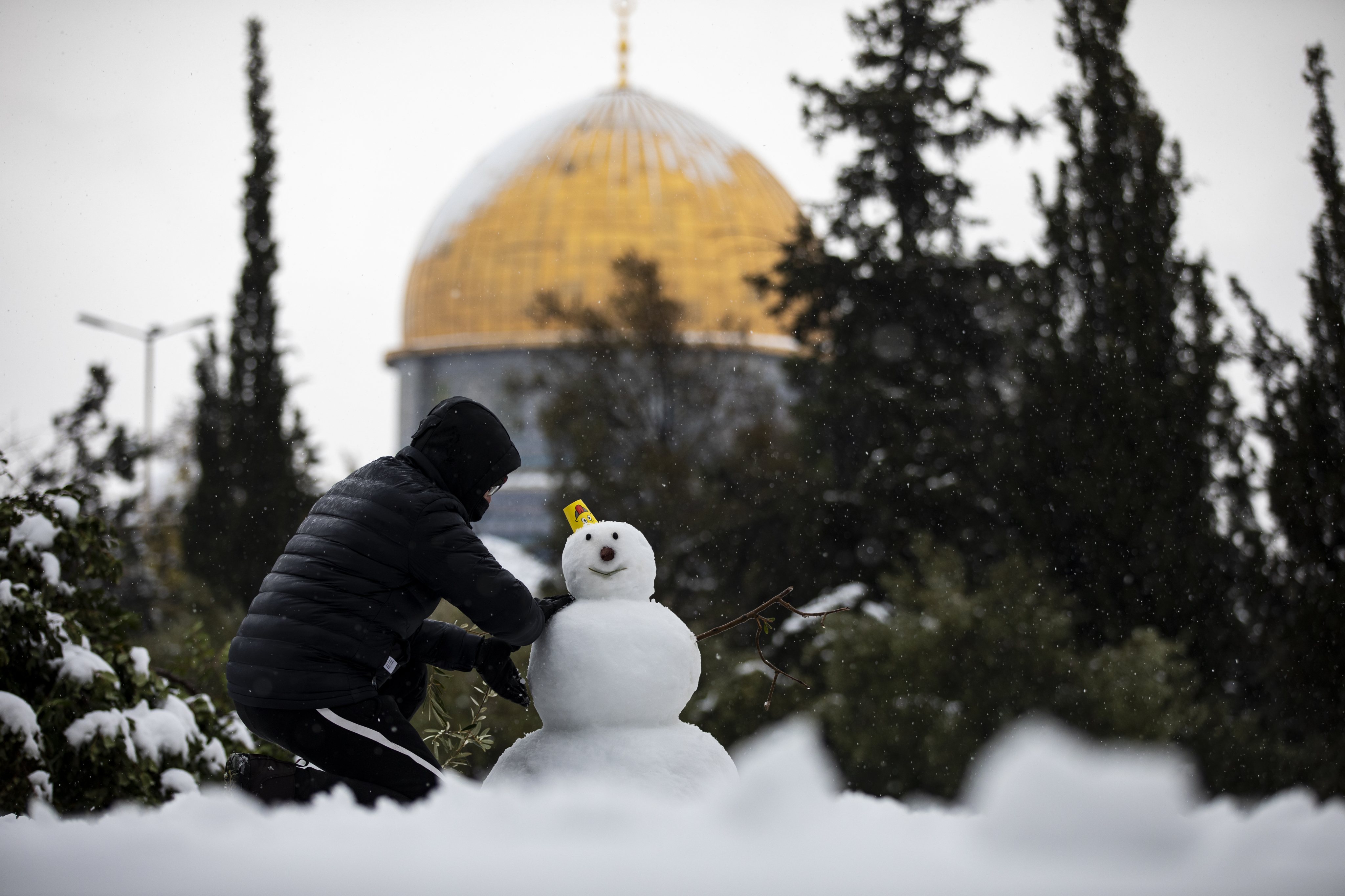 Jerusalém acordou esta quinta-feira coberta de neve, consequência da passagem da tempestade Elpida, que já afetou cidades como Atenas e Istambul