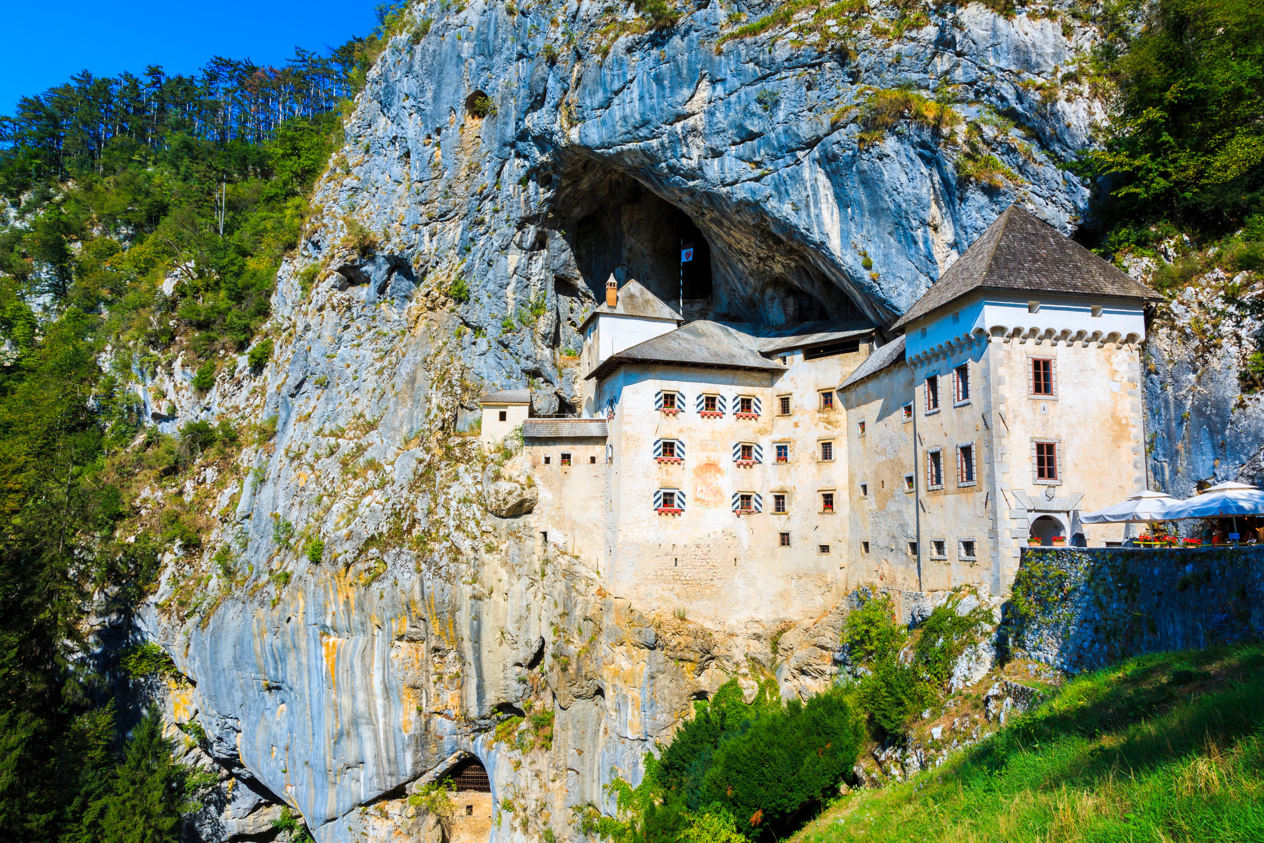 O castelo de Predjama, construído na caverna de uma ravina na Eslovénia no século XIII