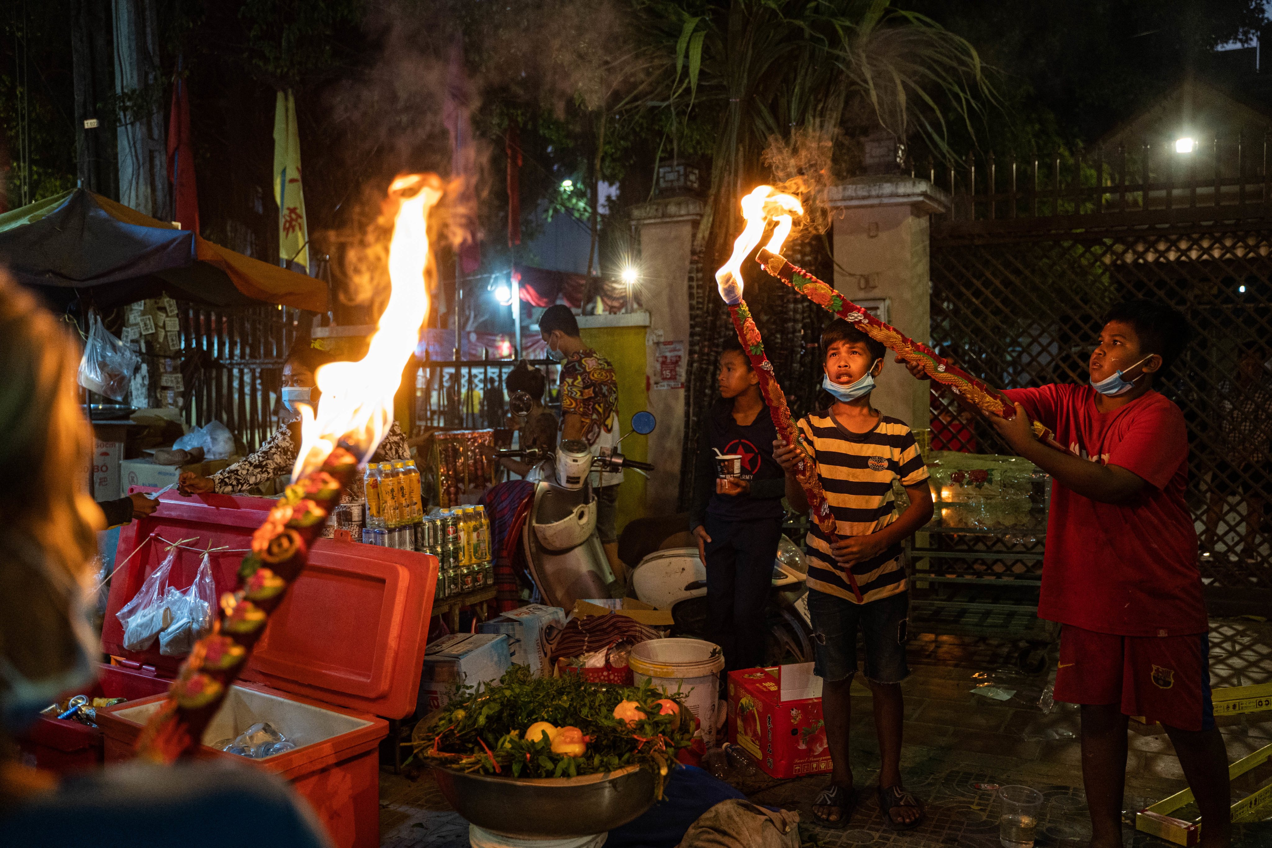 Preparativos para a celebração do Ano Novo Chinês no Camboja