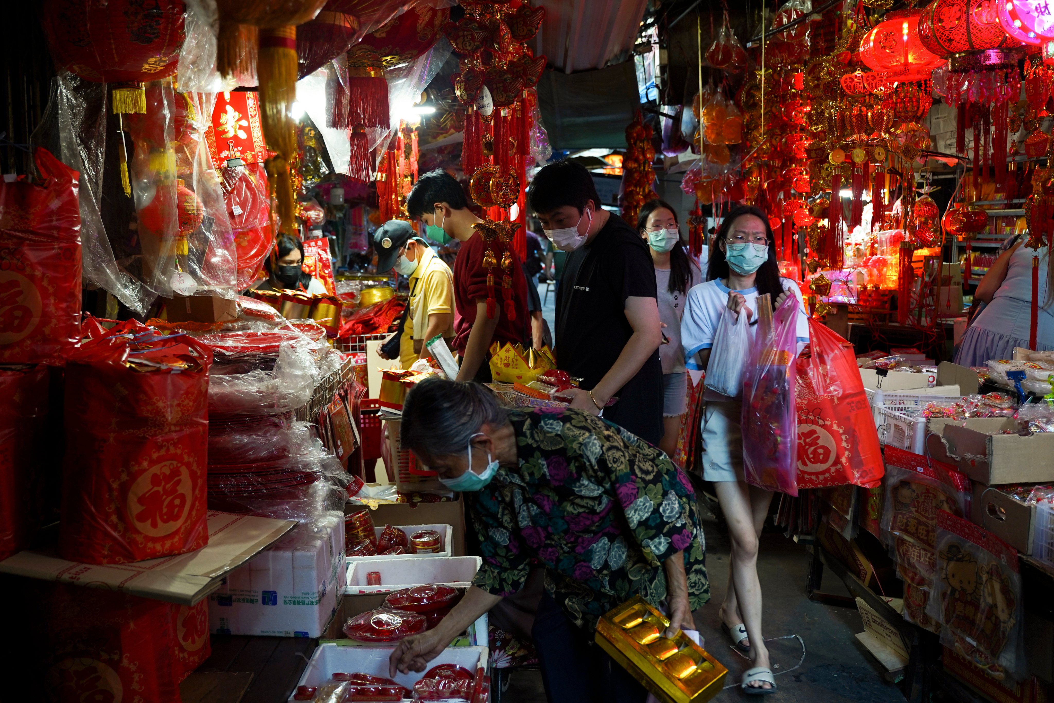 Preparativos para a celebração do Ano Novo Chinês na Chinatown de Banguecoque, na Tailândia