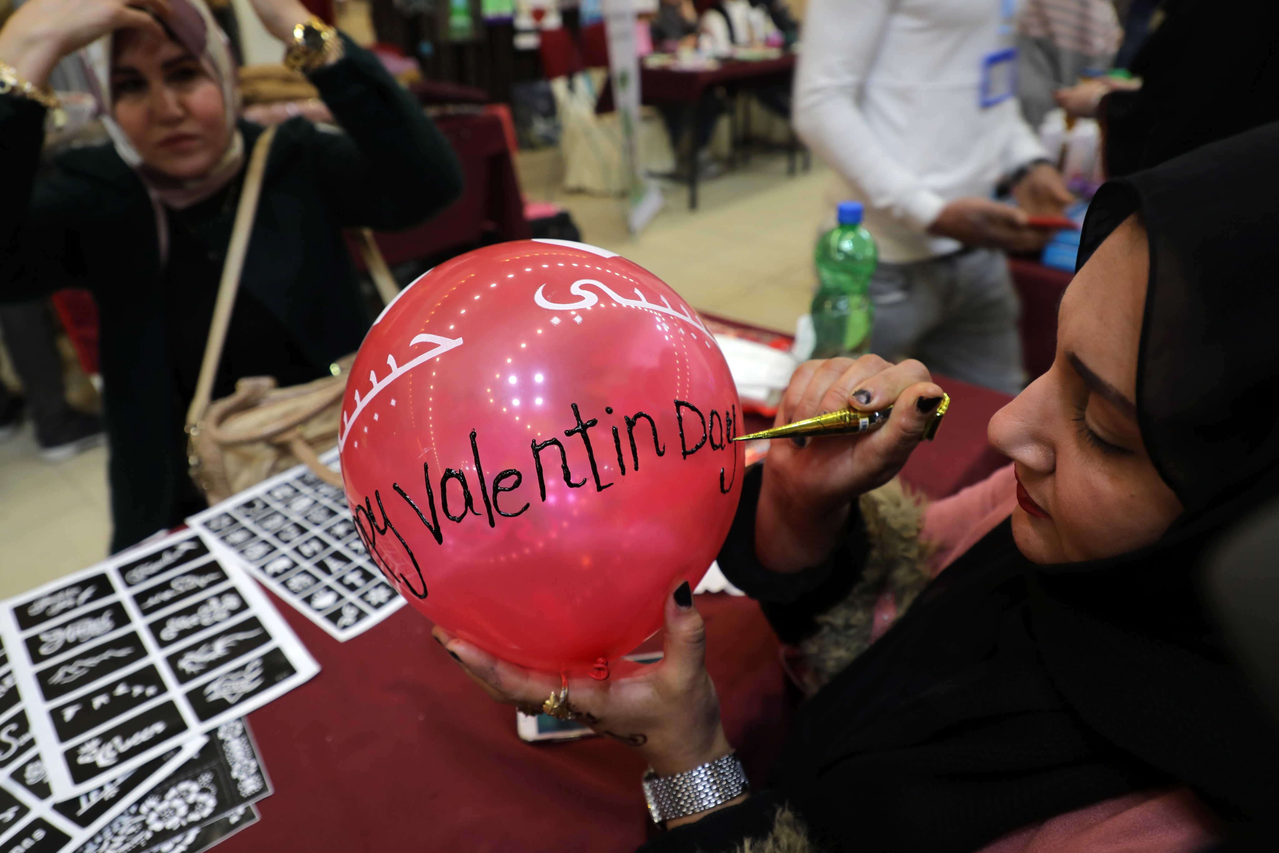 Celebração do Dia de São Valentim, também conhecido como Dia dos Namorados, em Gaza, na Palestina