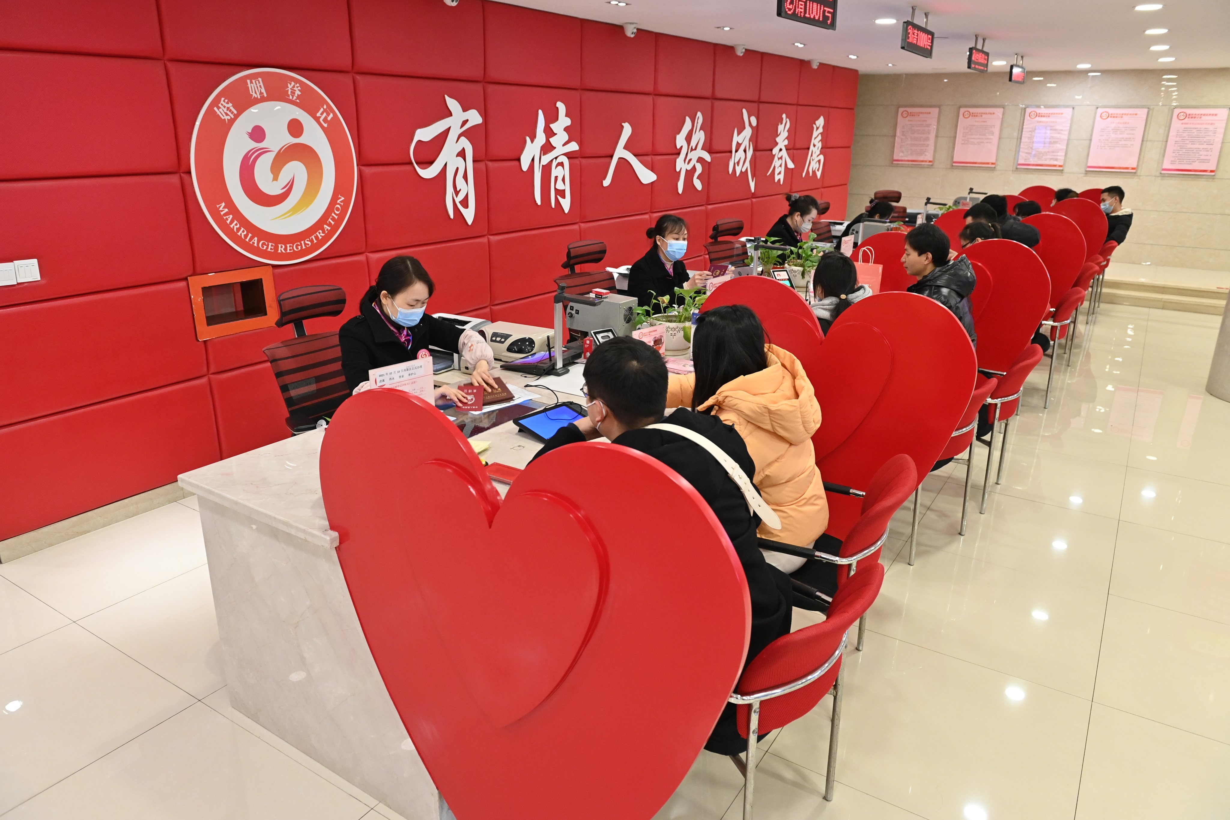 Celebração do Dia de São Valentim, também conhecido como Dia dos Namorados, na China, num local onde os casais assinam os papéis do casamento civil