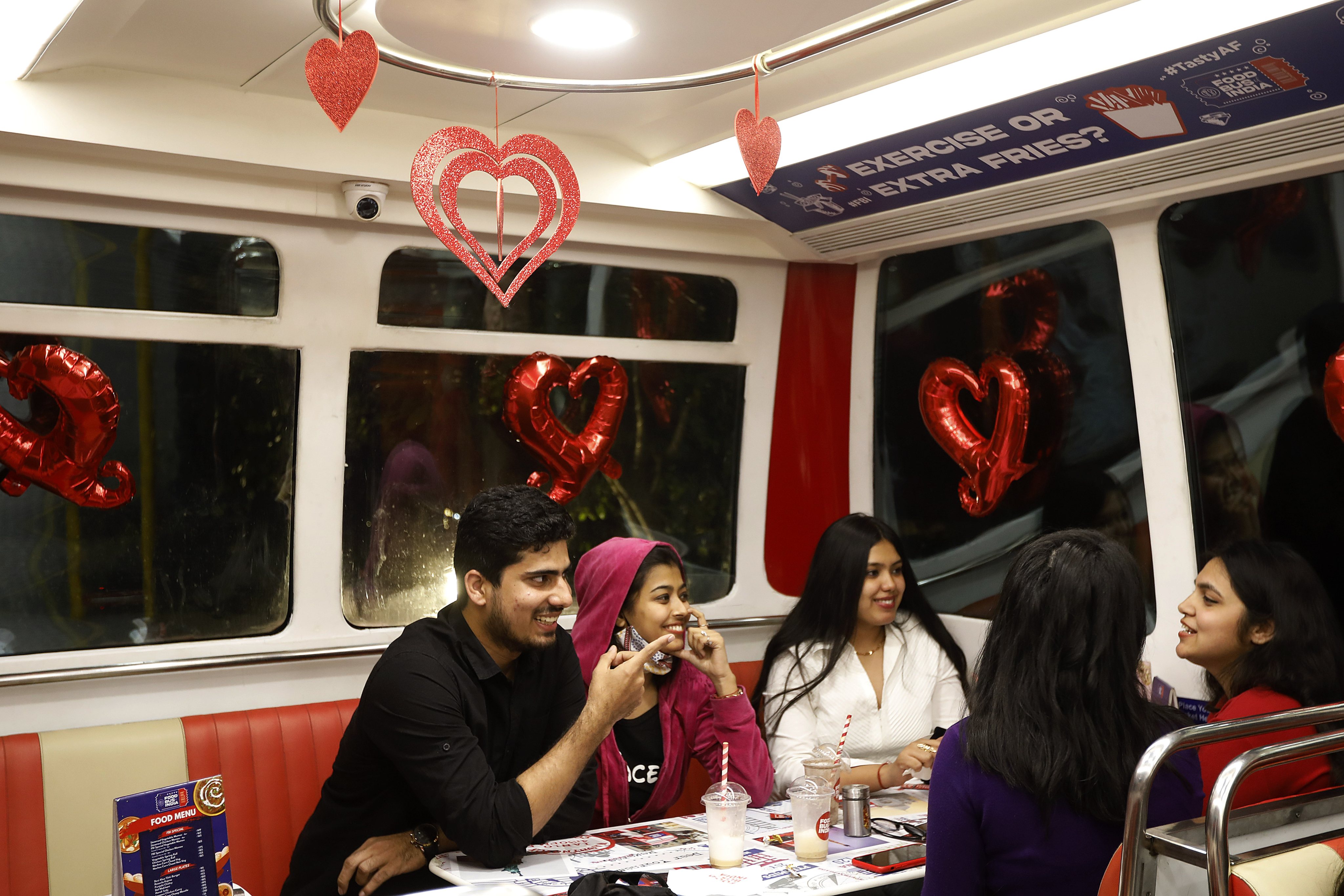 Celebração do Dia de São Valentim, também conhecido como Dia dos Namorados, em Nova Deli, na Índia