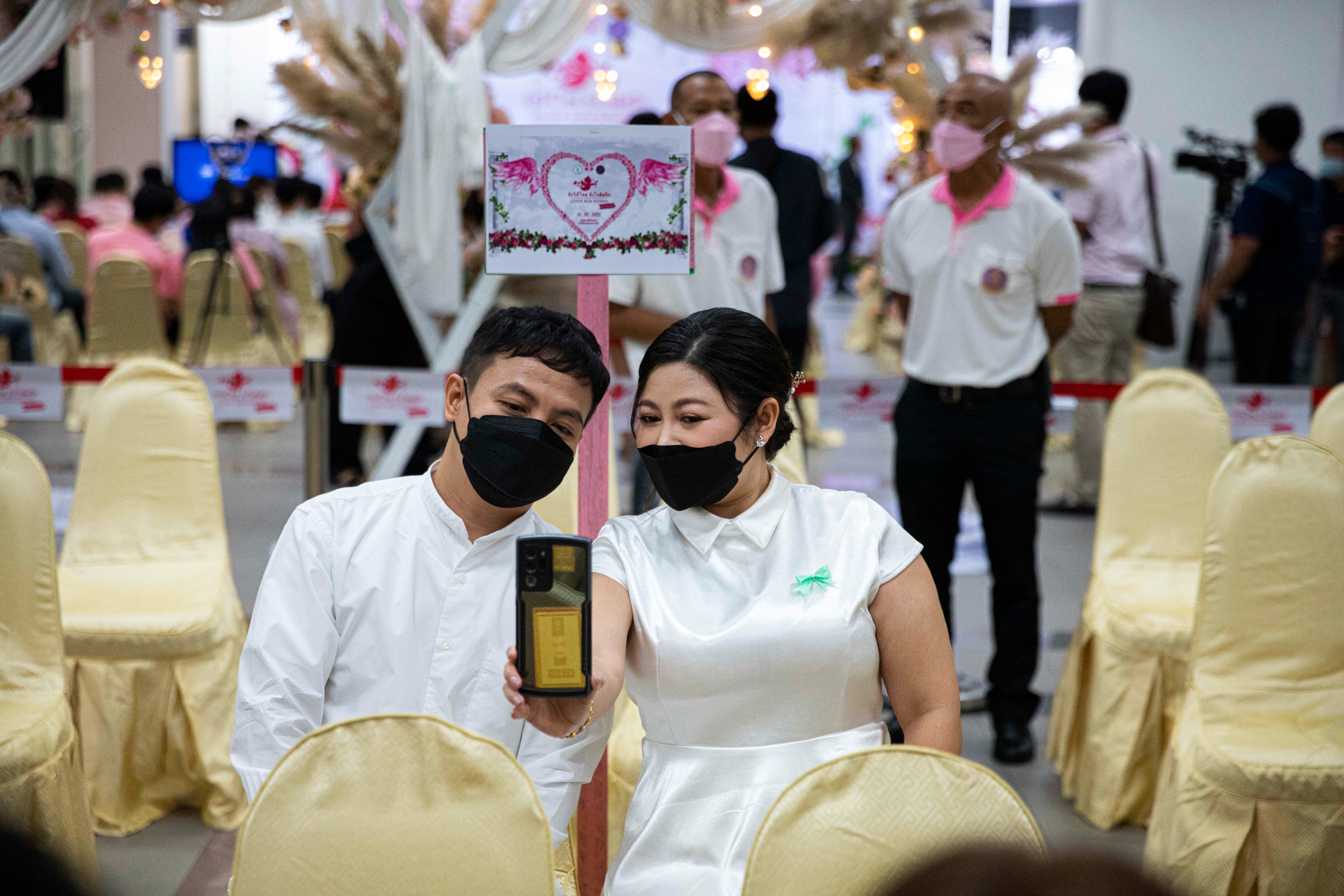 Celebração do Dia de São Valentim, também conhecido como Dia dos Namorados, em Banguecoque, na Tailândia, onde casais contraem matrimónio neste dia