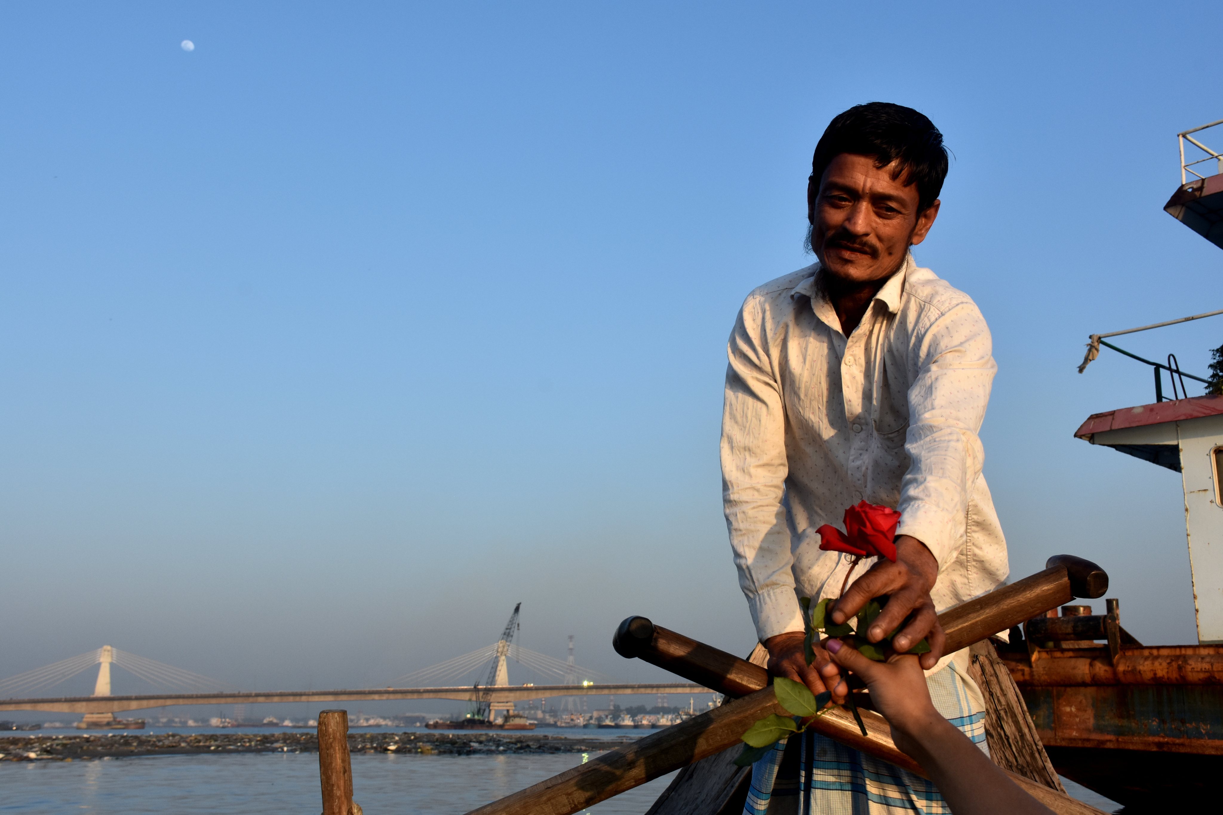 Celebração do Dia de São Valentim, também conhecido como Dia dos Namorados, no Bangladesh, onde também se realiza o Festival da Primavera