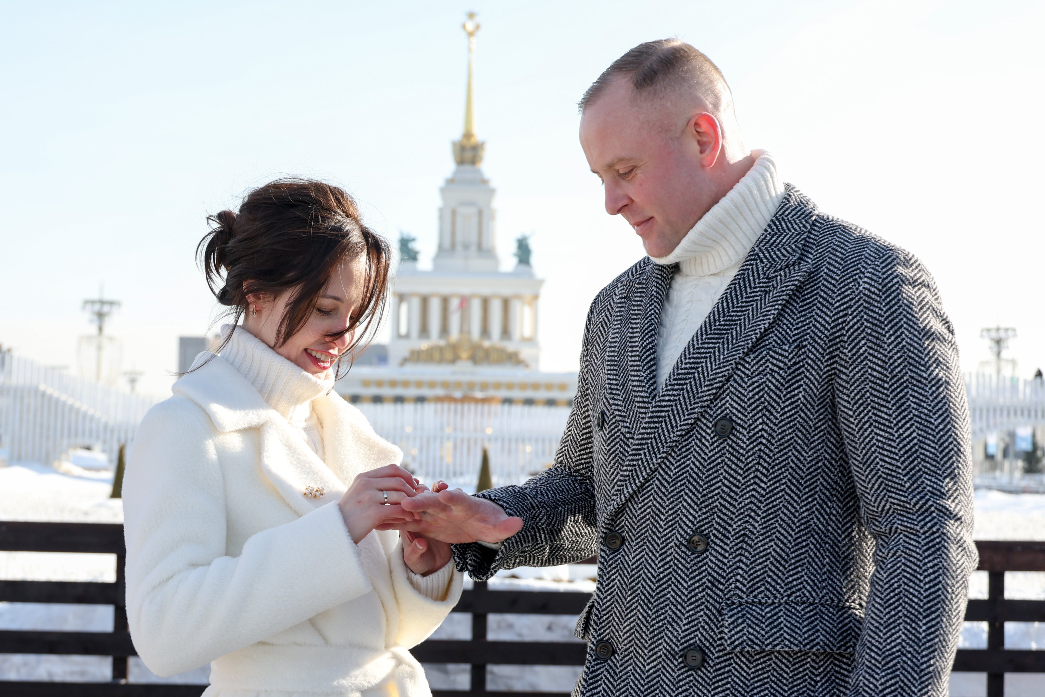 Celebração do Dia de São Valentim, também conhecido como Dia dos Namorados, em Moscovo, Rússia. Realizam-se casamentos numa cerimónia que tem lugar num lago congelado