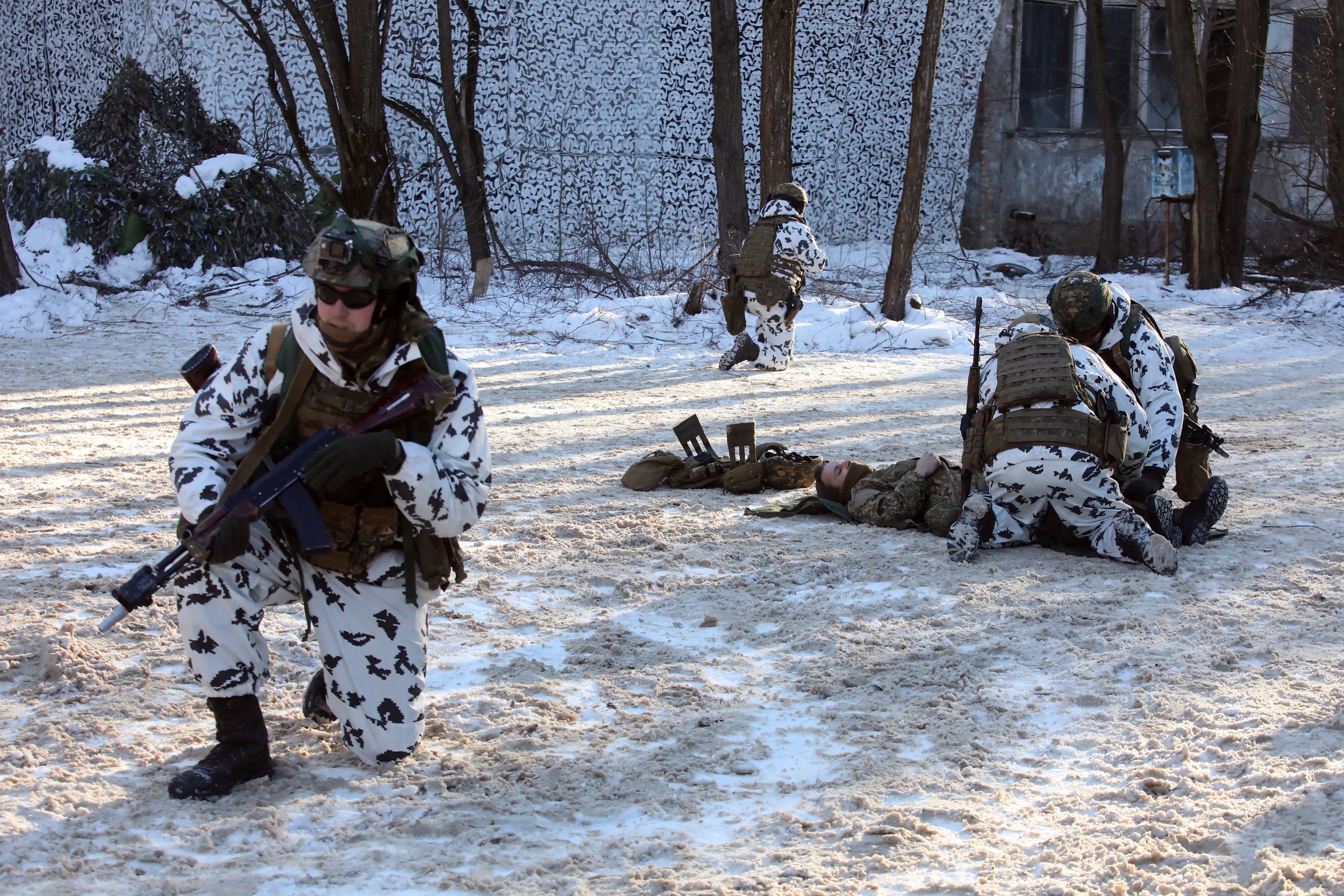Soldados ucranianos em exercícios de preparação para a defesa de um perímetro urbano, em Prypiat