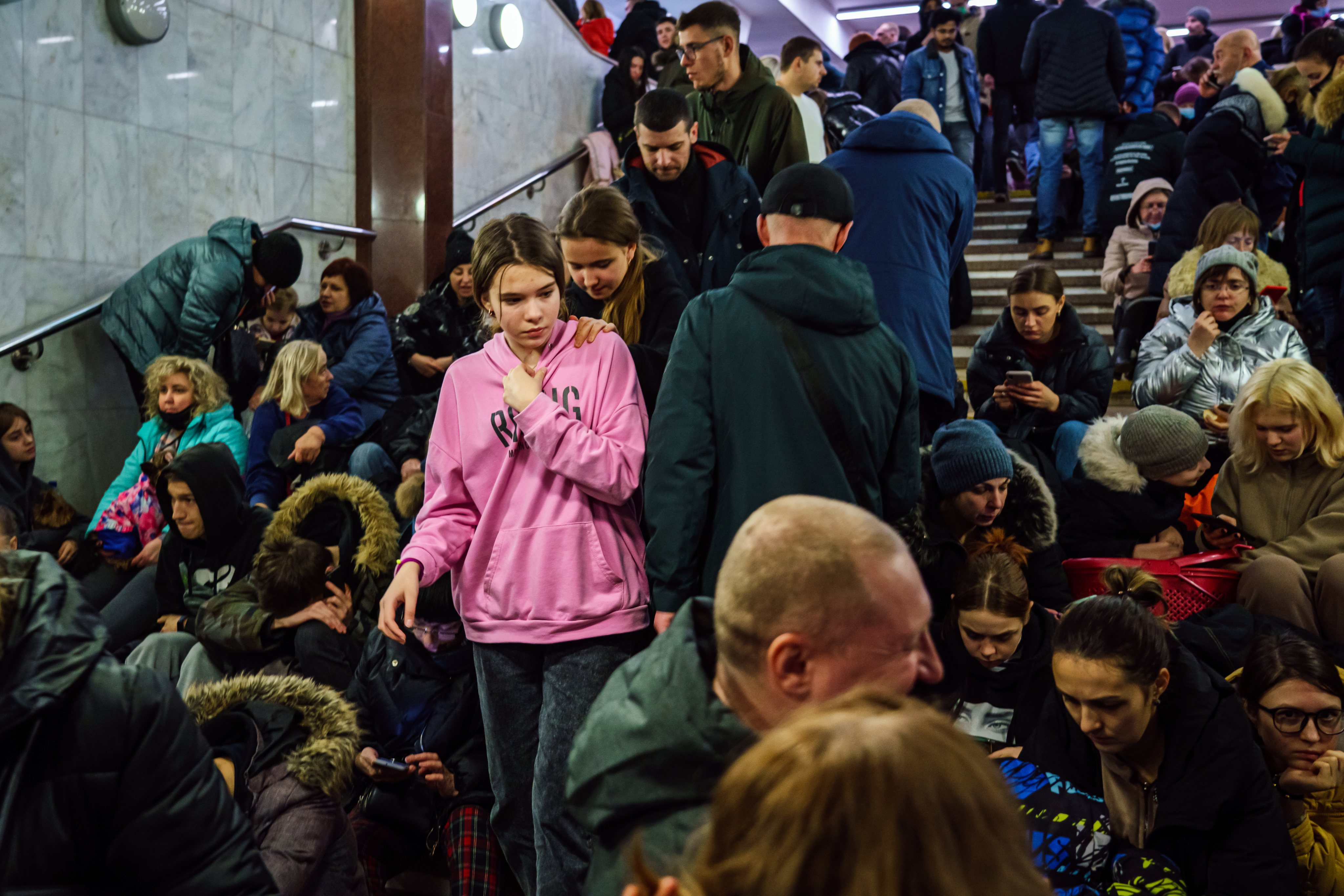 Habitantes da Ucrânia refugiam-se dos bombardeamentos russos nas estações de metro de Kharkiv