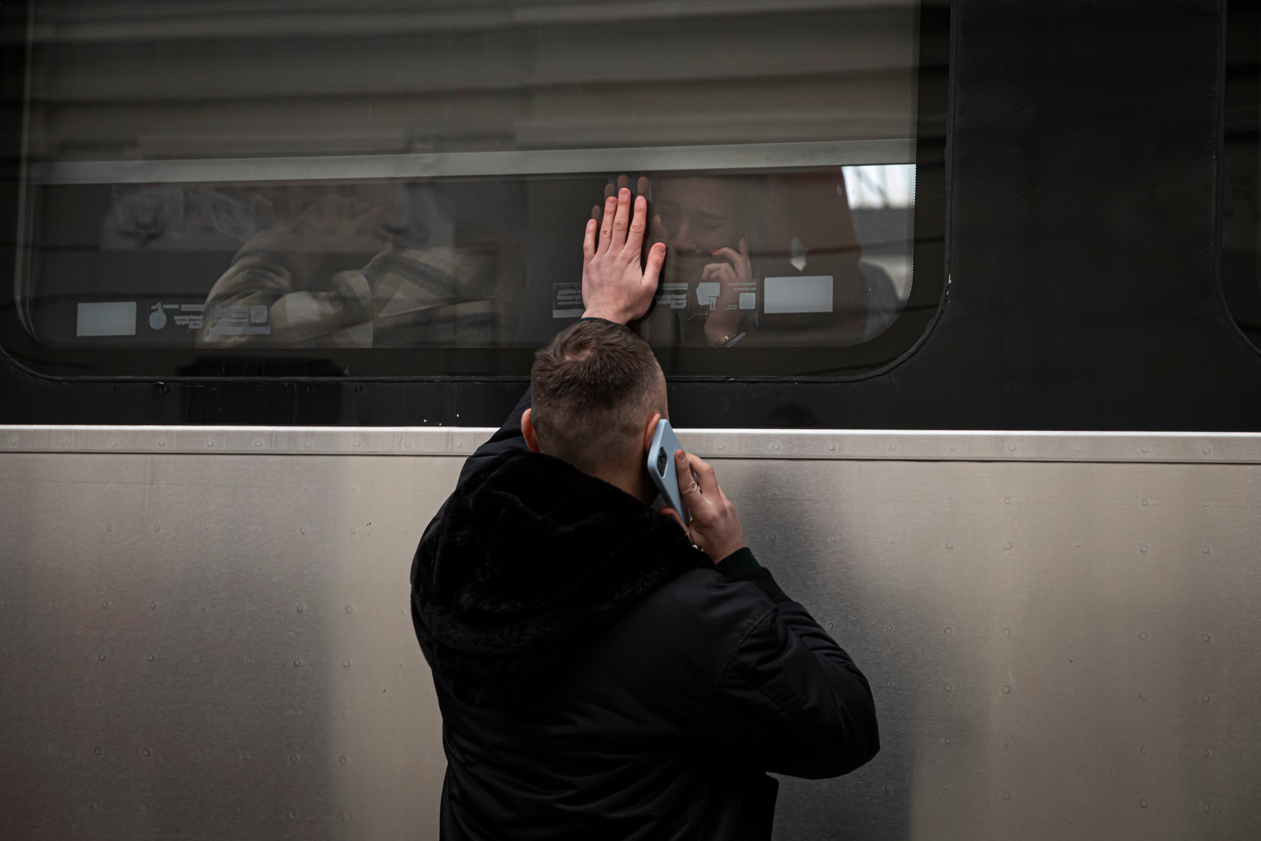 Reportagem na Estação de Comboios de Lviv, na Ucrânia. As pessoas nesta estação esperam e desesperam por um comboio que os leve para a Polónia. Os homens têm de ficar devido à Lei Marcial que proíbe os homens entre dos 18 e os 60 anos de saírem do país. A Rússia, a mando do seu presidente, Vladimir Putin, invadiu a Ucrânia no passado dia 24 de fevereiro de 2022. Lviv, Ucrânia, 25 de fevereiro de 2022. JOÃO PORFÍRIO/OBSERVADOR