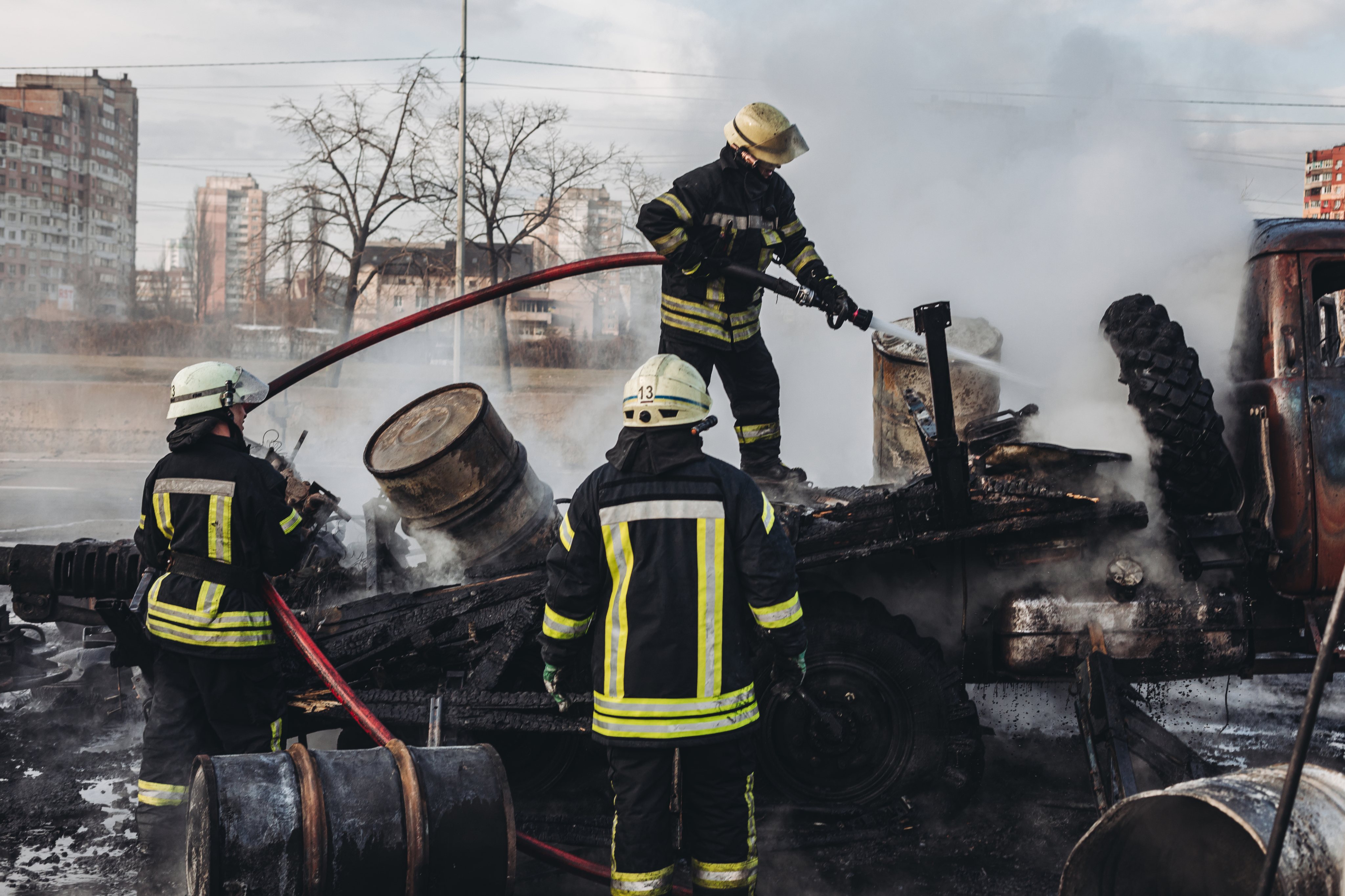 Bombeiros extinguem um incêndio num veículo militar em Kiev