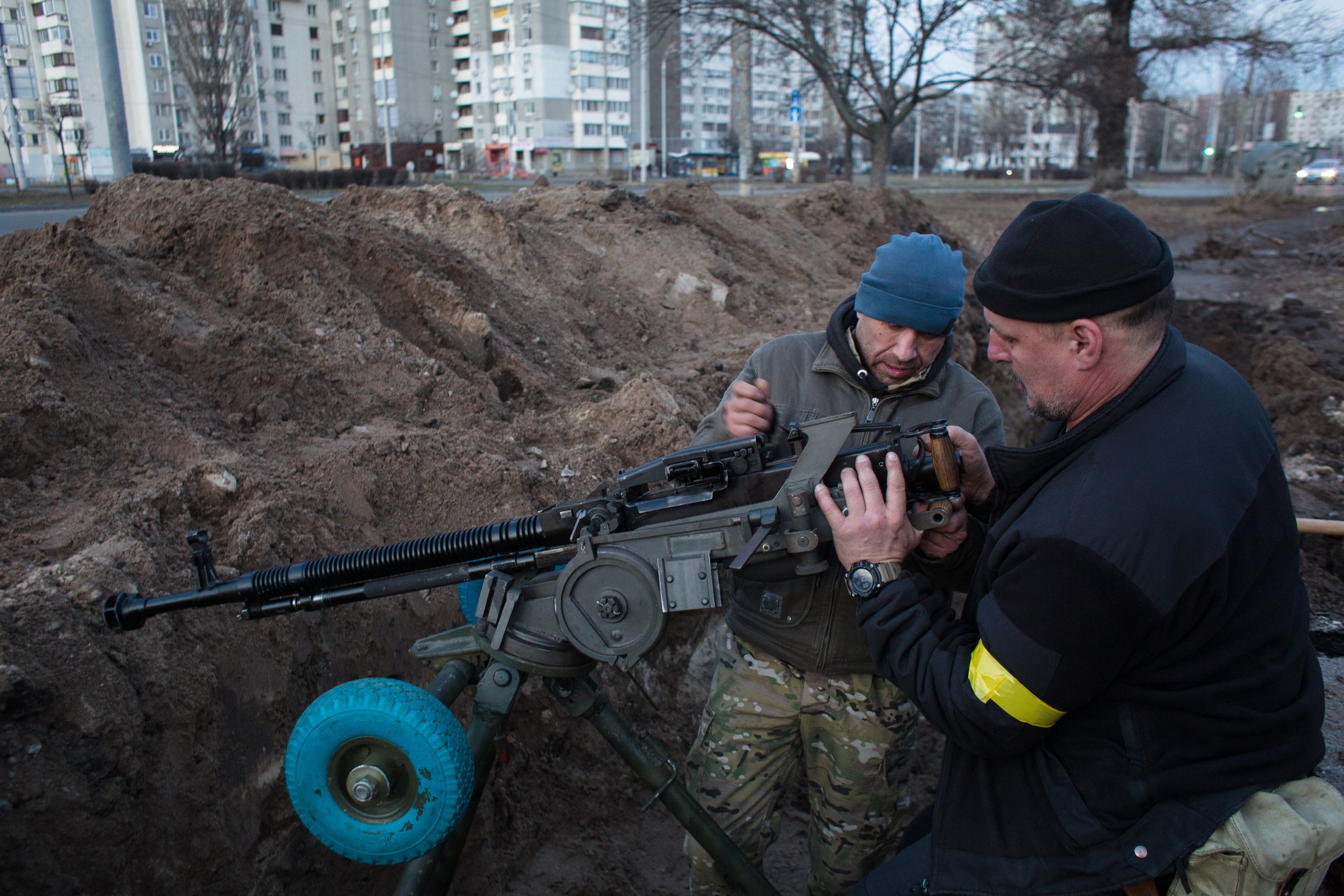 Elementos do Batalhão de Defesa de Território preparam defesa em Kiev