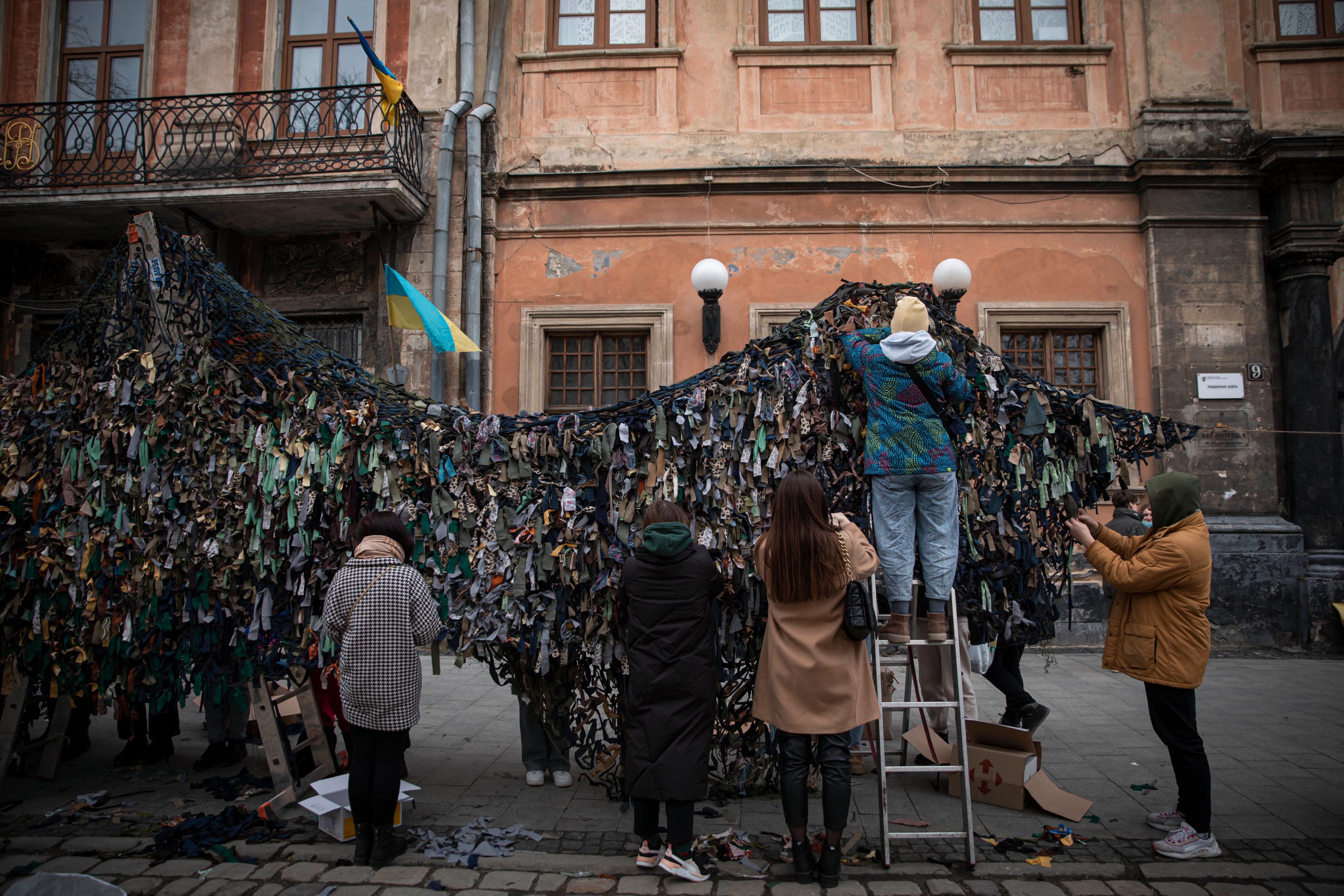 Reportagem onde voluntários ajudam a fazer redes de camuflados para proteger as trincheiras dos check-points em Lviv, na Ucrânia. A Rússia, a mando do seu presidente, Vladimir Putin, invadiu a Ucrânia no passado dia 24 de fevereiro de 2022. Lviv, Ucrânia, 1 de março de 2022. JOÃO PORFÍRIO/OBSERVADOR