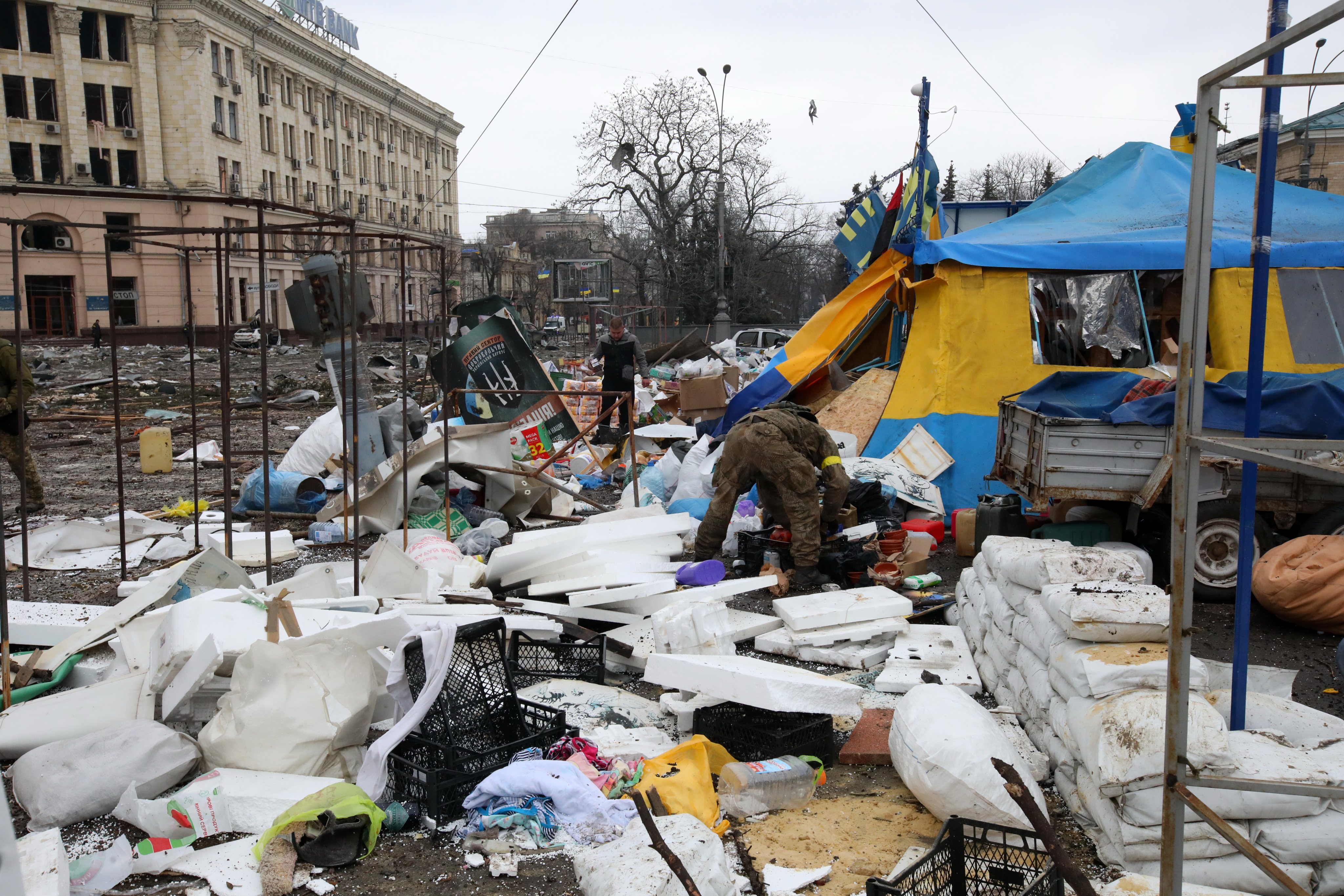 Tenda de campanha de voluntários devastada pelos bombardeamentos da cidade de Kharkiv