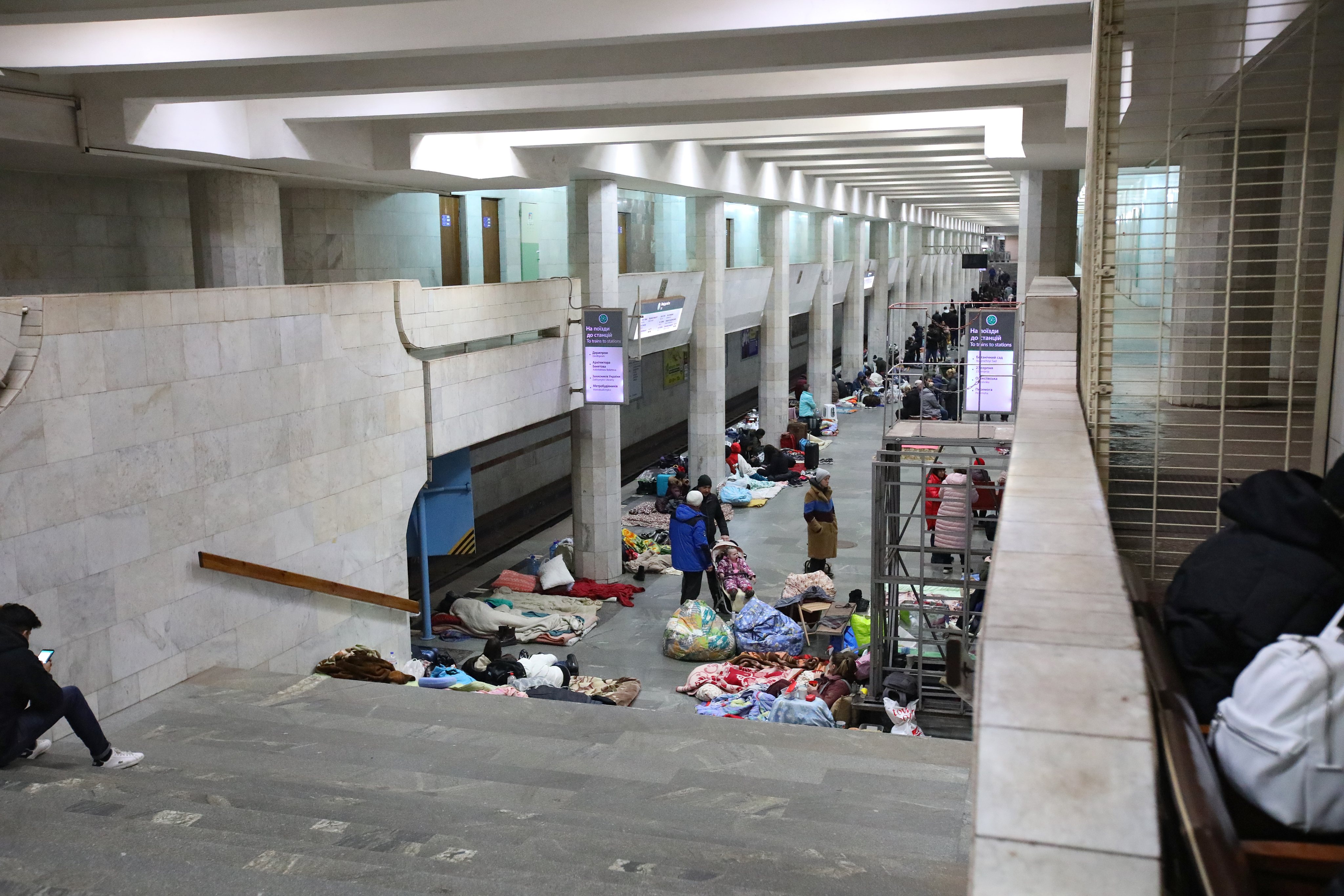 Habitantes de Kharkiv refugiam-se dos bombardeamentos das tropas russas numa estação de metro da cidade